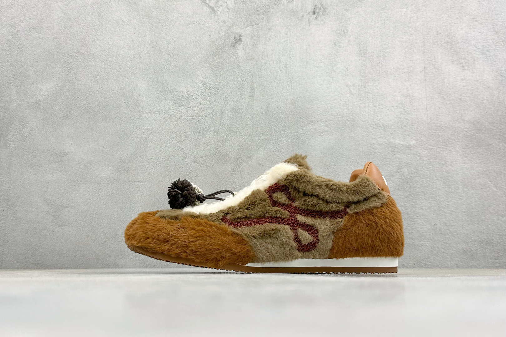 罗意威Loewe Ballet Runner 2.0 Sneakers 芭蕾舞马毛系列阿甘复古风德训薄底百搭休闲运动鞋 罗意威Loewe Ballet Runner 2.0 Sneakers 芭蕾舞马毛系列阿甘复古风德训薄底百搭休闲运动鞋