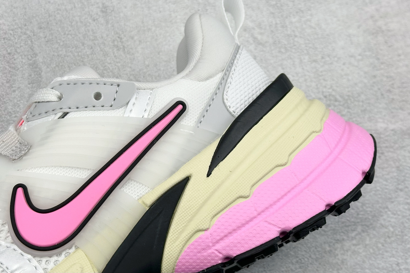 180 Nike V2K Run 减震防滑复古低帮跑步鞋 FD0736-114