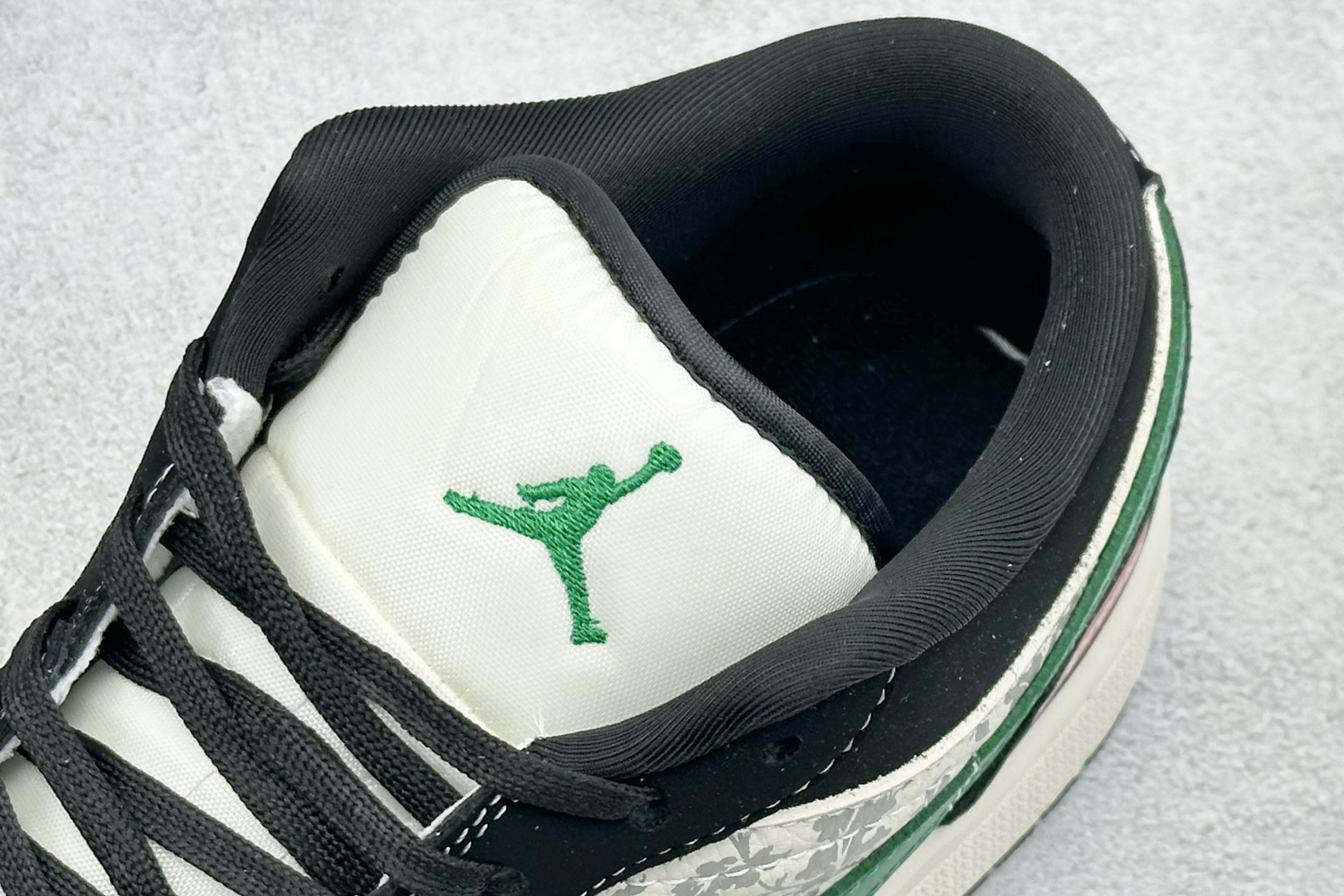 Air Jordan 1 Low AJ1 乔1 SUP联名 高端定制 低帮复古篮球鞋 QJ1988-010 Air Jordan 1 Low AJ1 乔1 SUP联名 高端定制 低帮复古篮球鞋 QJ1988-010