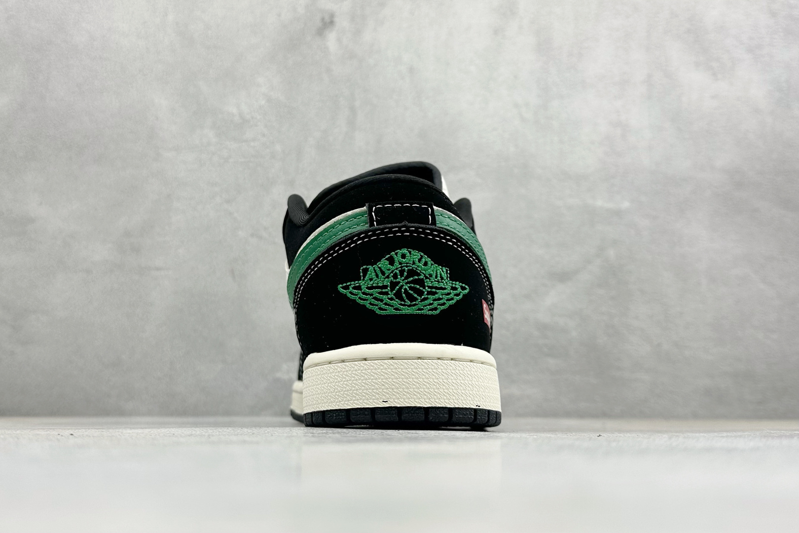 Air Jordan 1 Low AJ1 乔1 SUP联名 高端定制 低帮复古篮球鞋 QJ1988-010 Air Jordan 1 Low AJ1 乔1 SUP联名 高端定制 低帮复古篮球鞋 QJ1988-010