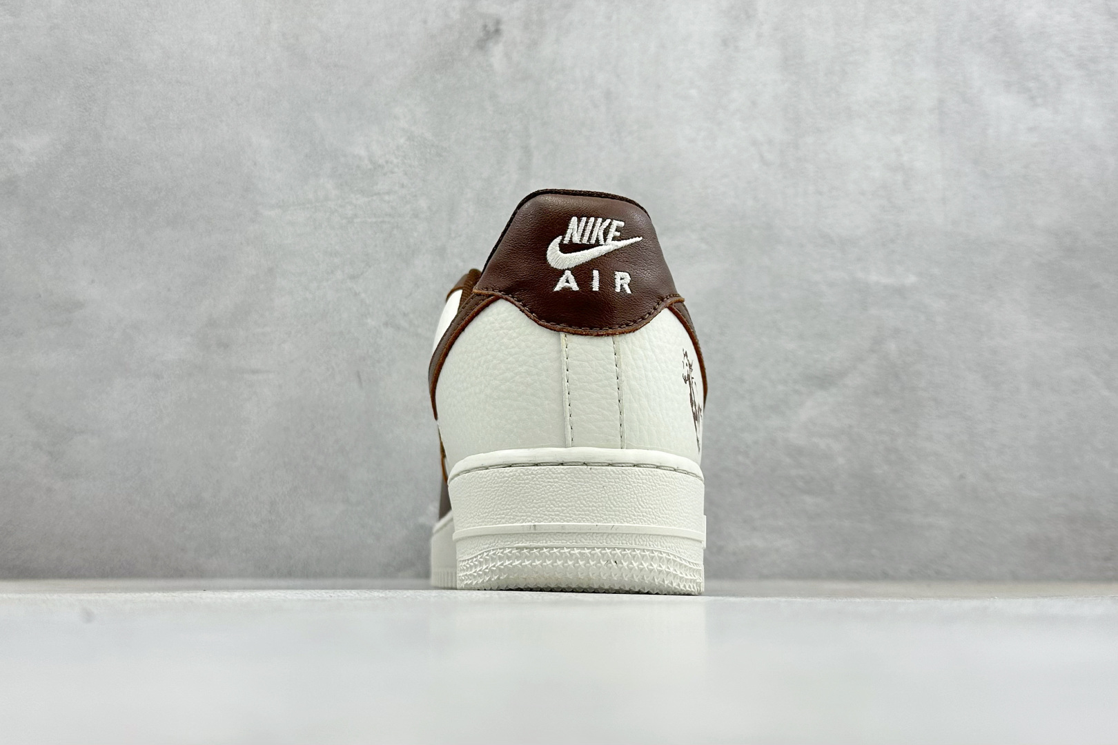 260 SC版Nike Air Force 1‘07 Low 马年限定 棕韵奶白 空军一号低帮休闲板鞋 XY9025-008-Chinese UA Cheap High Quatity Brand Clothes Bags handbags Sneakers wholesale wholesaler seller from China Factory suppliers Fashion Clothing Shoes best Quality Beautiful Price 260 SC版Nike Air Force 1‘07 Low 马年限定 棕韵奶白 空军一号低帮休闲板鞋 XY9025-008