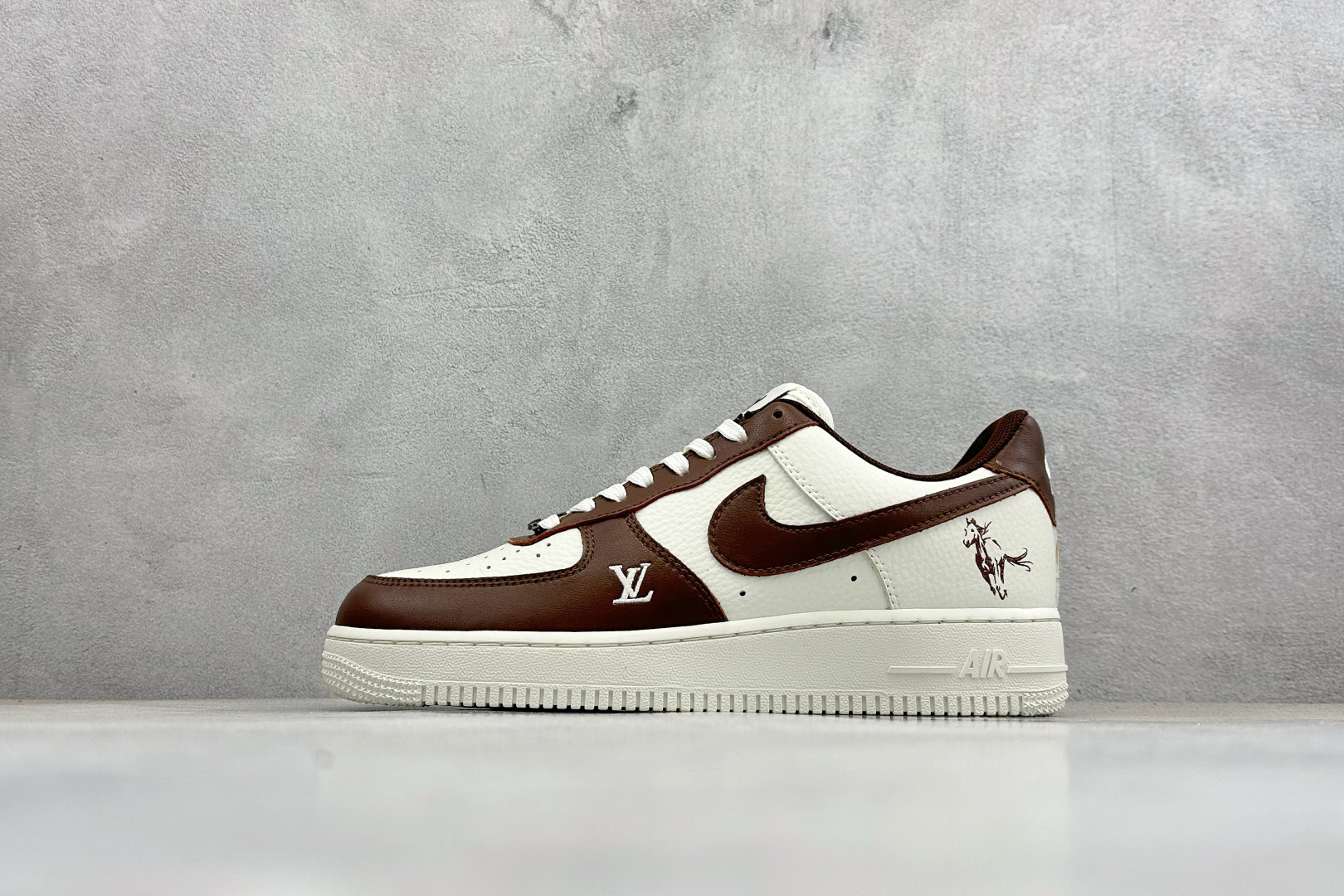 260 SC版Nike Air Force 1‘07 Low 马年限定 棕韵奶白 空军一号低帮休闲板鞋 XY9025-008-Chinese UA Cheap High Quatity Brand Clothes Bags handbags Sneakers wholesale wholesaler seller from China Factory suppliers Fashion Clothing Shoes best Quality Beautiful Price 260 SC版Nike Air Force 1‘07 Low 马年限定 棕韵奶白 空军一号低帮休闲板鞋 XY9025-008