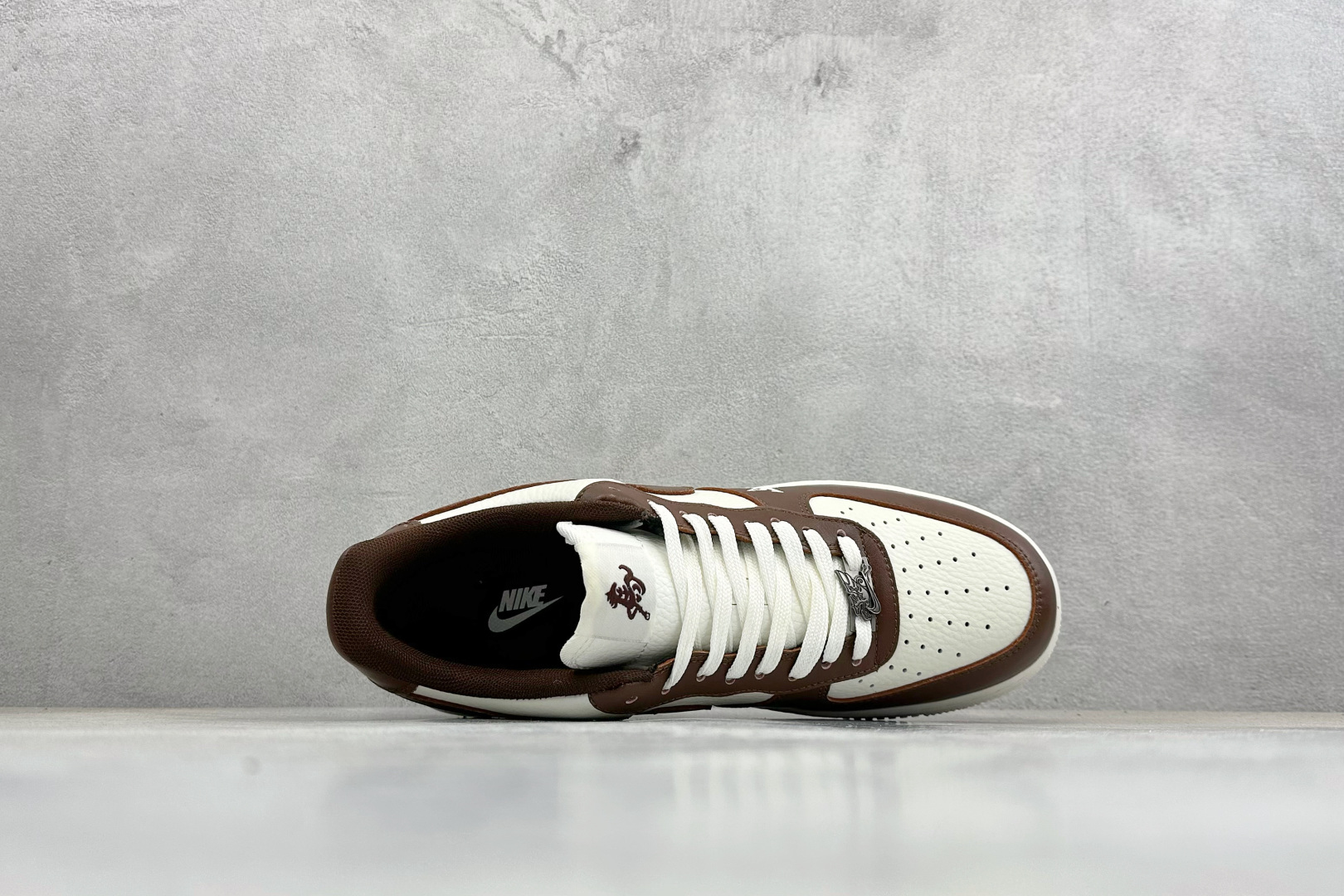260 SC版Nike Air Force 1‘07 Low 马年限定 棕韵奶白 空军一号低帮休闲板鞋 XY9025-008-Chinese UA Cheap High Quatity Brand Clothes Bags handbags Sneakers wholesale wholesaler seller from China Factory suppliers Fashion Clothing Shoes best Quality Beautiful Price 260 SC版Nike Air Force 1‘07 Low 马年限定 棕韵奶白 空军一号低帮休闲板鞋 XY9025-008