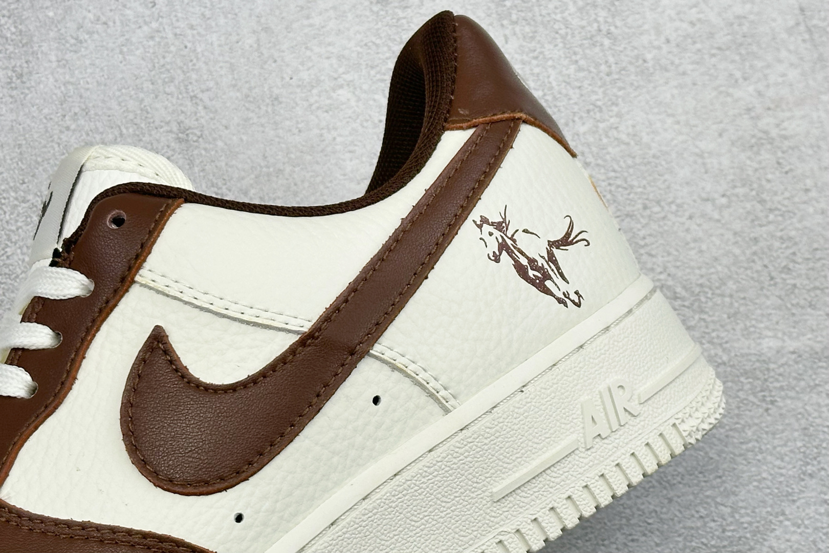 260 SC版Nike Air Force 1‘07 Low 马年限定 棕韵奶白 空军一号低帮休闲板鞋 XY9025-008-Chinese UA Cheap High Quatity Brand Clothes Bags handbags Sneakers wholesale wholesaler seller from China Factory suppliers Fashion Clothing Shoes best Quality Beautiful Price 260 SC版Nike Air Force 1‘07 Low 马年限定 棕韵奶白 空军一号低帮休闲板鞋 XY9025-008