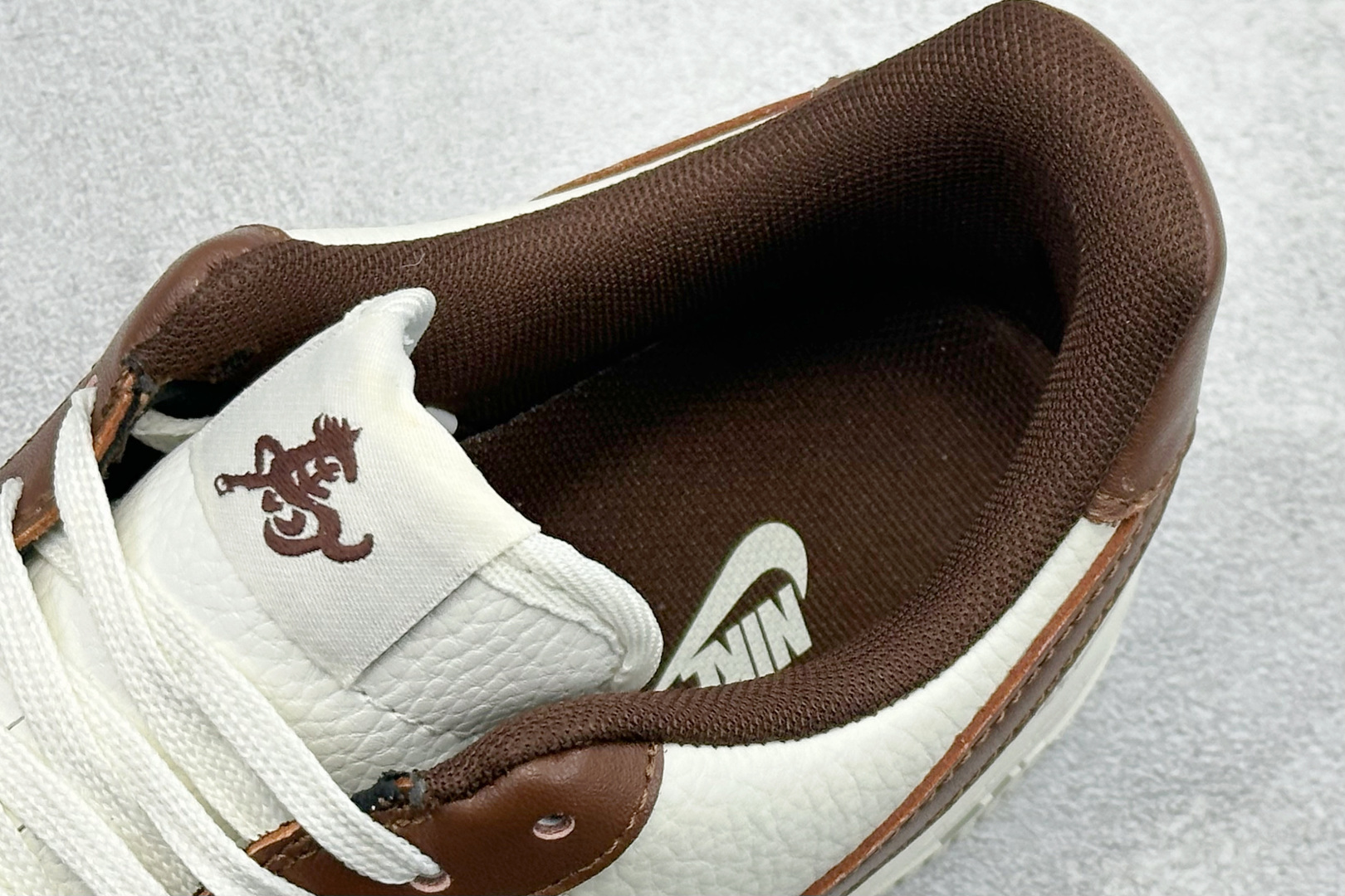 260 SC版Nike Air Force 1‘07 Low 马年限定 棕韵奶白 空军一号低帮休闲板鞋 XY9025-008-Chinese UA Cheap High Quatity Brand Clothes Bags handbags Sneakers wholesale wholesaler seller from China Factory suppliers Fashion Clothing Shoes best Quality Beautiful Price 260 SC版Nike Air Force 1‘07 Low 马年限定 棕韵奶白 空军一号低帮休闲板鞋 XY9025-008