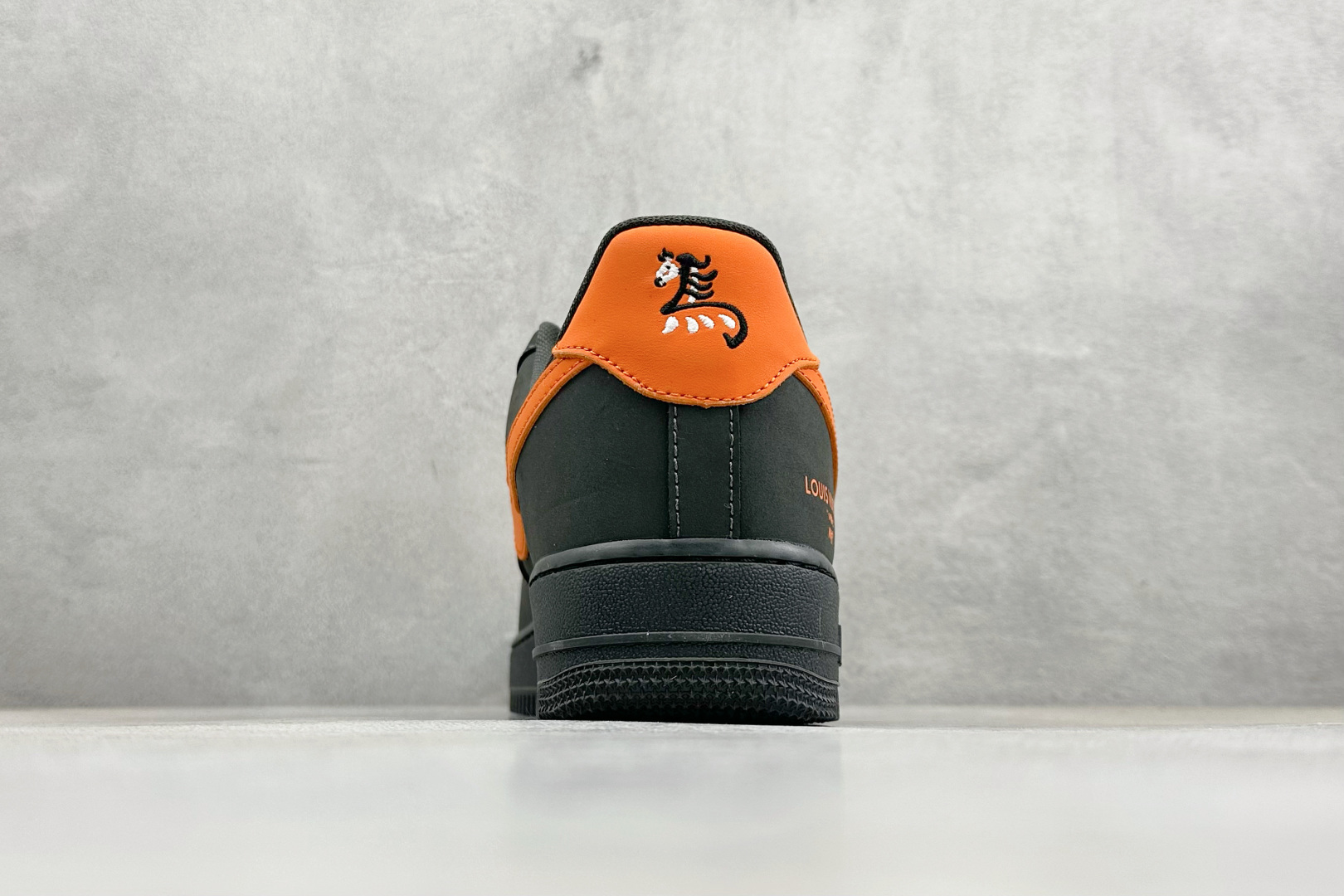 260 SC版NIke Air Force 1 '07 Low “马年限定--炭灰暮橙” 空军一号低帮 运动鞋 XY9025-004-Chinese UA Cheap High Quatity Brand Clothes Bags handbags Sneakers wholesale wholesaler seller from China Factory suppliers Fashion Clothing Shoes best Quality Beautiful Price 260 SC版NIke Air Force 1 '07 Low “马年限定--炭灰暮橙” 空军一号低帮 运动鞋 XY9025-004