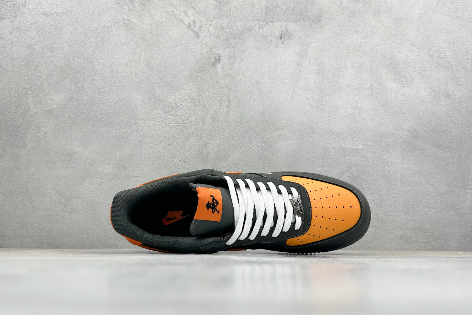 260 SC版NIke Air Force 1 '07 Low “马年限定--炭灰暮橙” 空军一号低帮 运动鞋 XY9025-004-Chinese UA Cheap High Quatity Brand Clothes Bags handbags Sneakers wholesale wholesaler seller from China Factory suppliers Fashion Clothing Shoes best Quality Beautiful Price 260 SC版NIke Air Force 1 '07 Low “马年限定--炭灰暮橙” 空军一号低帮 运动鞋 XY9025-004