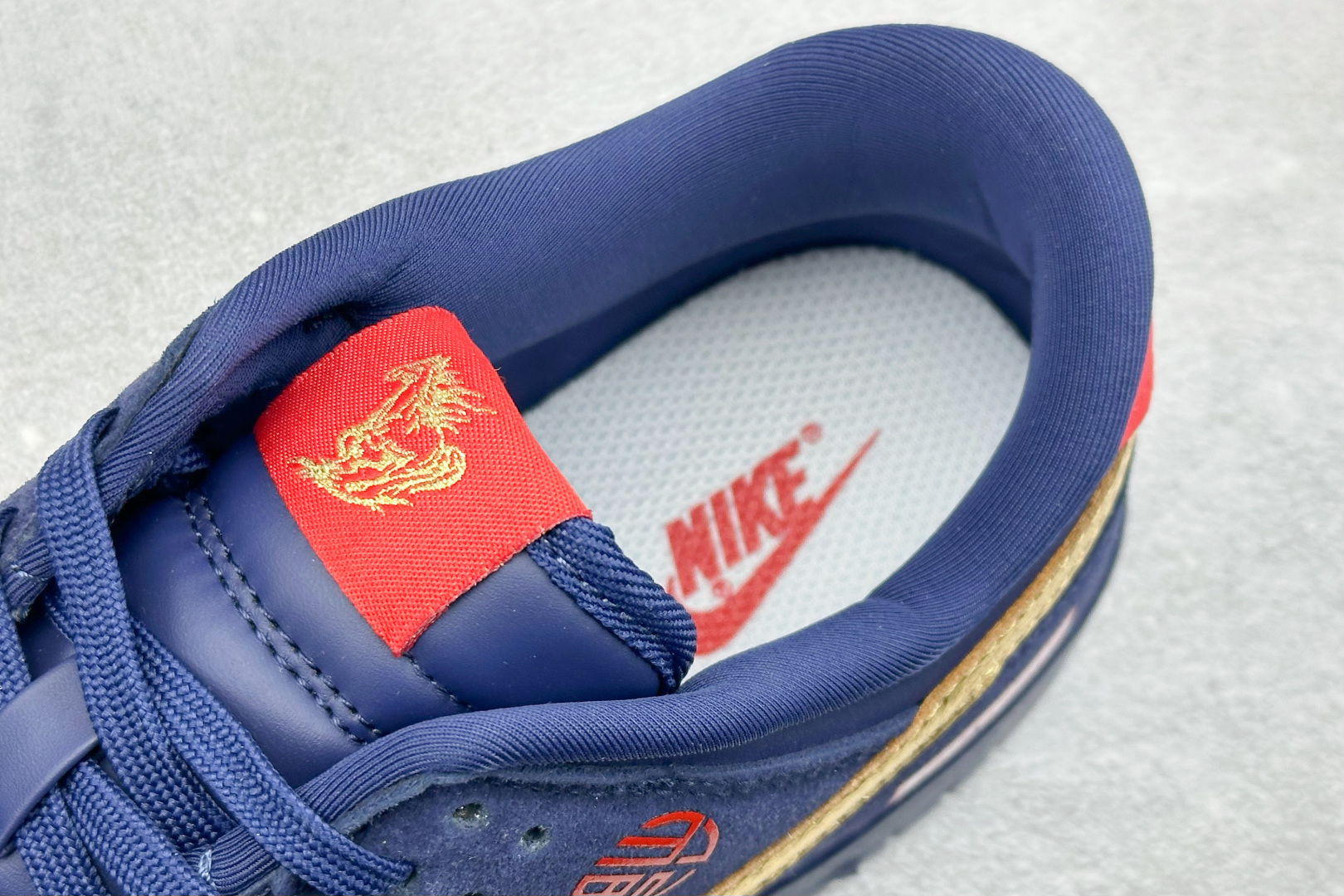 280 SC版Nike SB Dunk Low“马年限定——藏蓝鎏金” 高端私人定制 低帮休闲板鞋 NH0601-486-Chinese UA Cheap High Quatity Brand Clothes Bags handbags Sneakers wholesale wholesaler seller from China Factory suppliers Fashion Clothing Shoes best Quality Beautiful Price 280 SC版Nike SB Dunk Low“马年限定——藏蓝鎏金” 高端私人定制 低帮休闲板鞋 NH0601-486