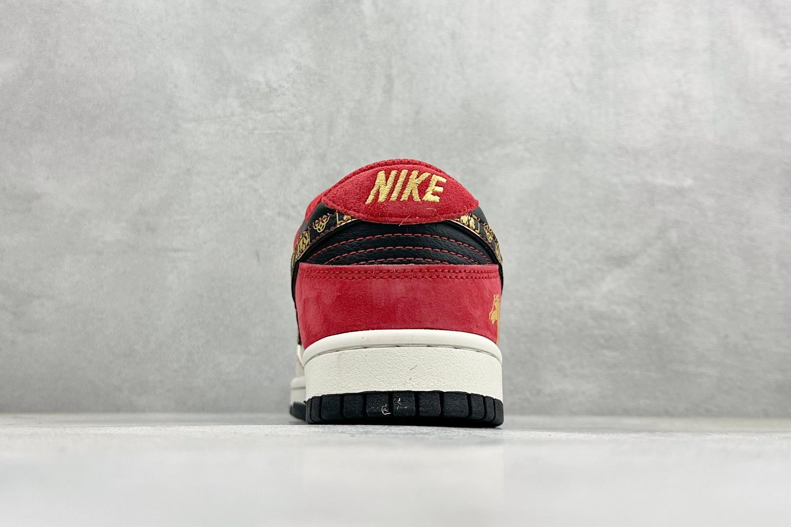 280 Nike SB Dunk Low 马年限定 白红金 高端定制 低帮休闲板鞋 DS6608-024