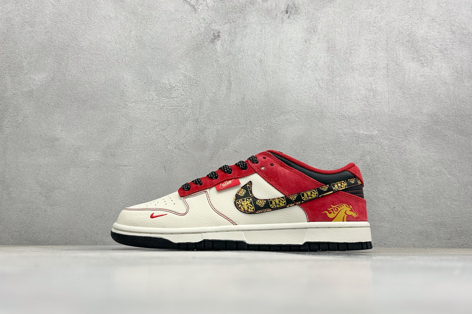 280 Nike SB Dunk Low 马年限定 白红金 高端定制 低帮休闲板鞋 DS6608-024