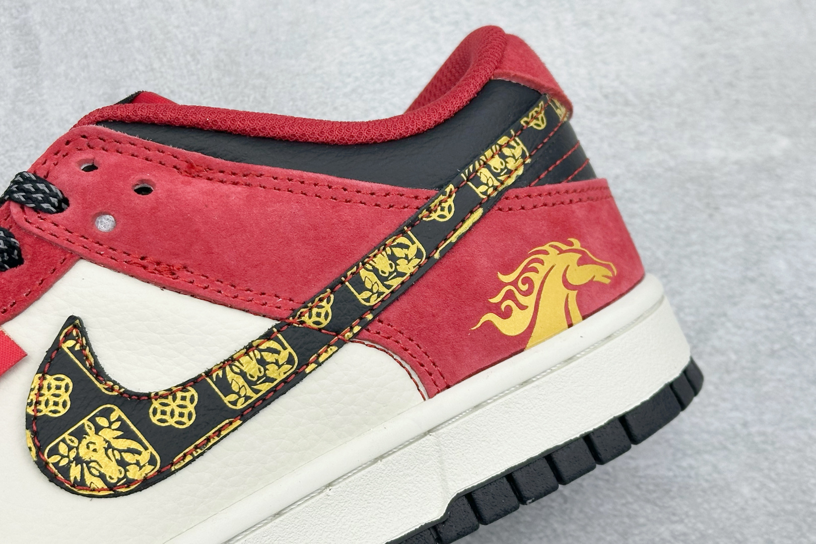 280 Nike SB Dunk Low 马年限定 白红金 高端定制 低帮休闲板鞋 DS6608-024