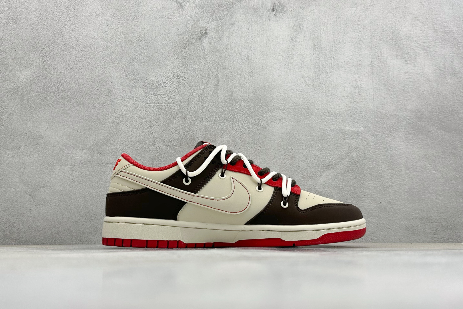2026马年限定SB Dunk Low太戳潮人了米白撞酒红+黑色的复古配色 YX5066-C68 2026马年限定SB Dunk Low太戳潮人了米白撞酒红+黑色的复古配色 YX5066-C68