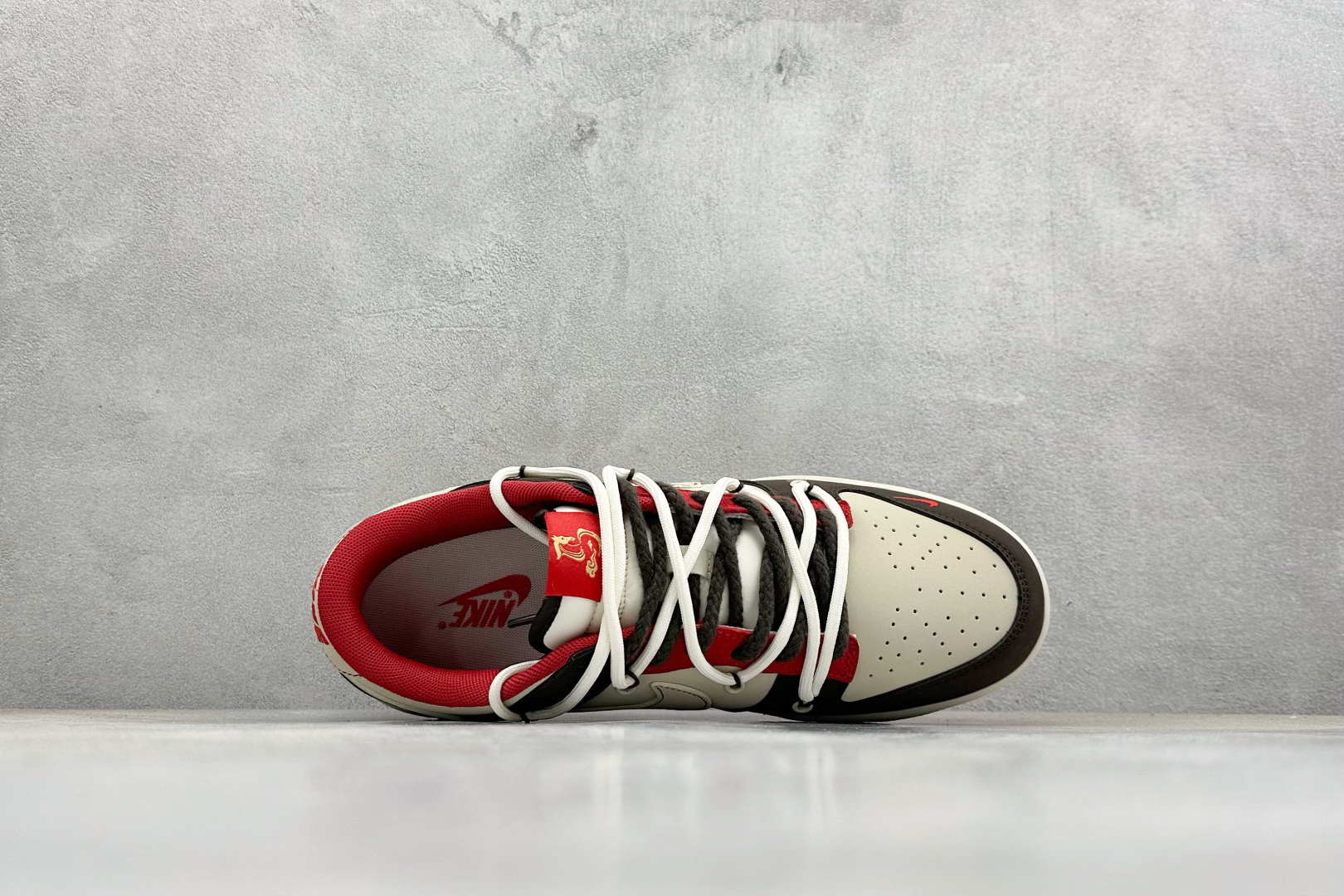 2026马年限定SB Dunk Low太戳潮人了米白撞酒红+黑色的复古配色 YX5066-C68 2026马年限定SB Dunk Low太戳潮人了米白撞酒红+黑色的复古配色 YX5066-C68