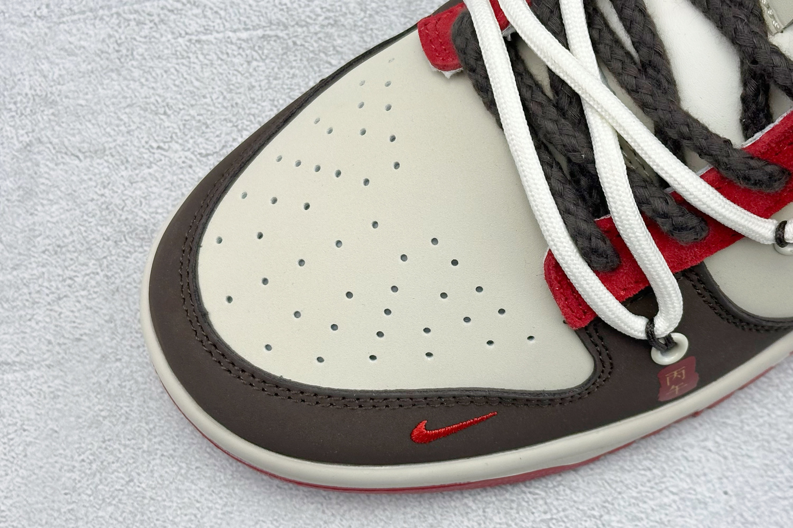 2026马年限定SB Dunk Low太戳潮人了米白撞酒红+黑色的复古配色 YX5066-C68 2026马年限定SB Dunk Low太戳潮人了米白撞酒红+黑色的复古配色 YX5066-C68