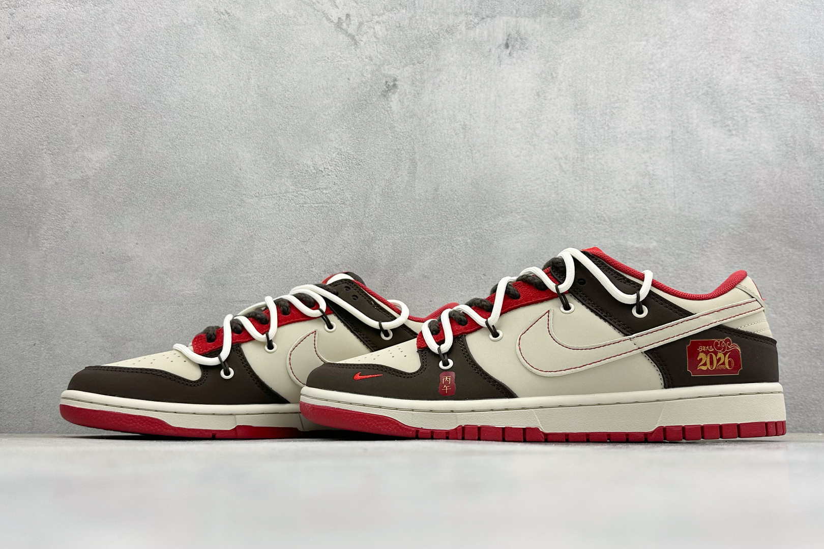 2026马年限定SB Dunk Low太戳潮人了米白撞酒红+黑色的复古配色 YX5066-C68 2026马年限定SB Dunk Low太戳潮人了米白撞酒红+黑色的复古配色 YX5066-C68