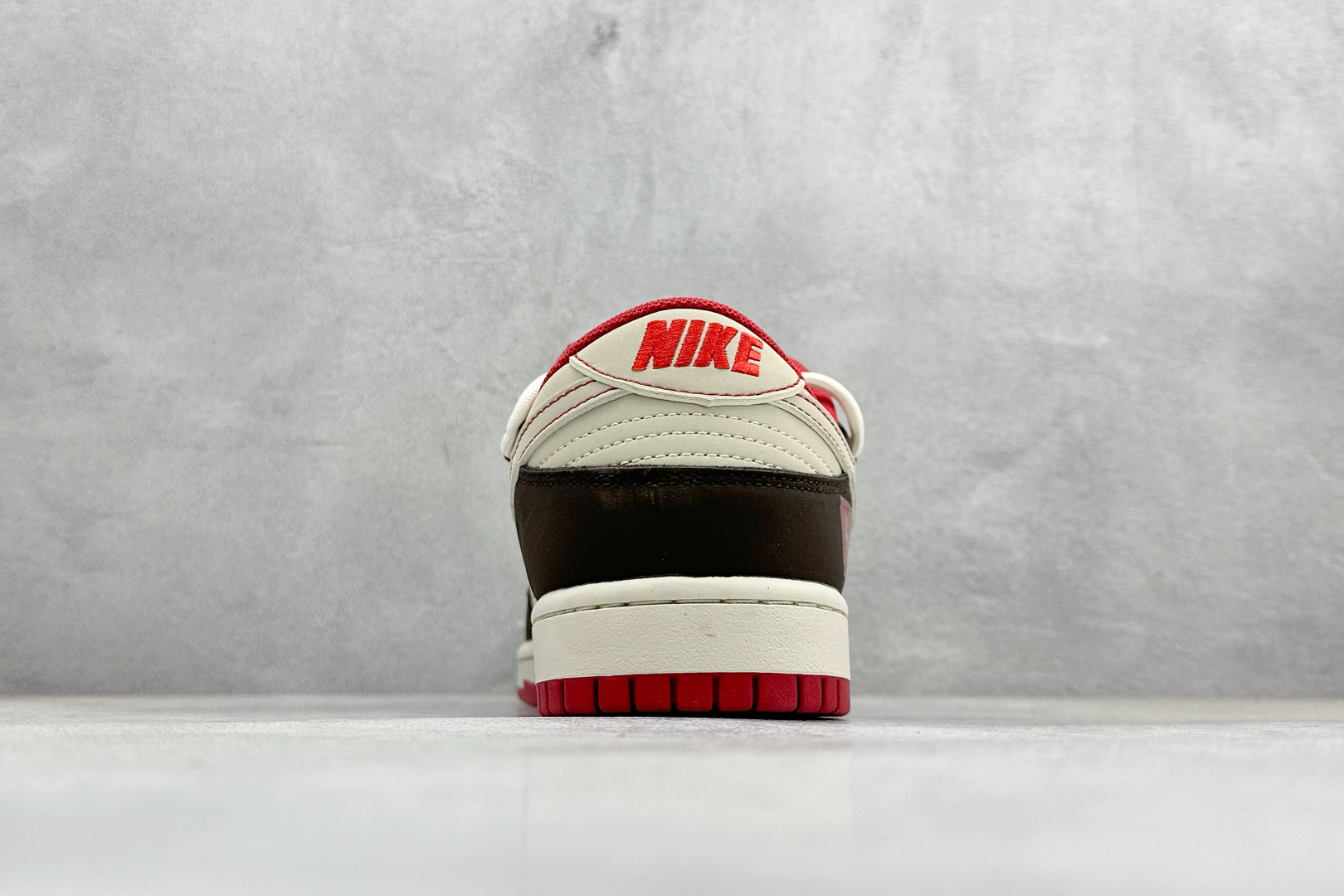2026马年限定SB Dunk Low太戳潮人了米白撞酒红+黑色的复古配色 YX5066-C68 2026马年限定SB Dunk Low太戳潮人了米白撞酒红+黑色的复古配色 YX5066-C68