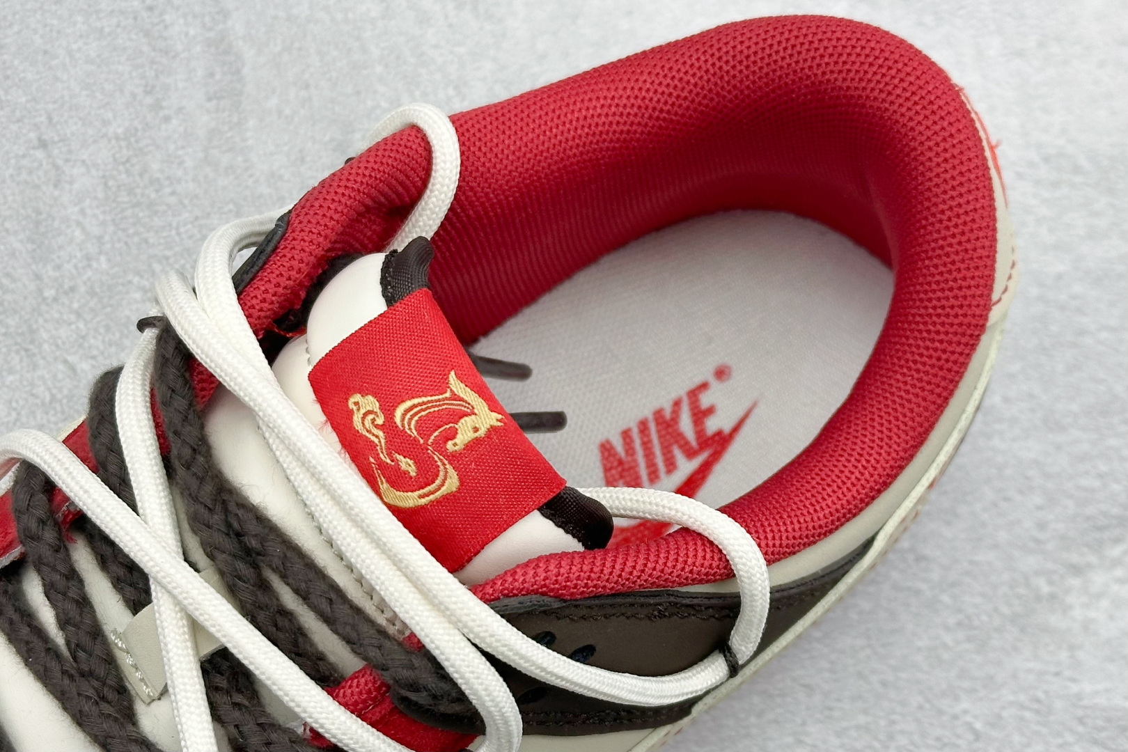 2026马年限定SB Dunk Low太戳潮人了米白撞酒红+黑色的复古配色 YX5066-C68 2026马年限定SB Dunk Low太戳潮人了米白撞酒红+黑色的复古配色 YX5066-C68