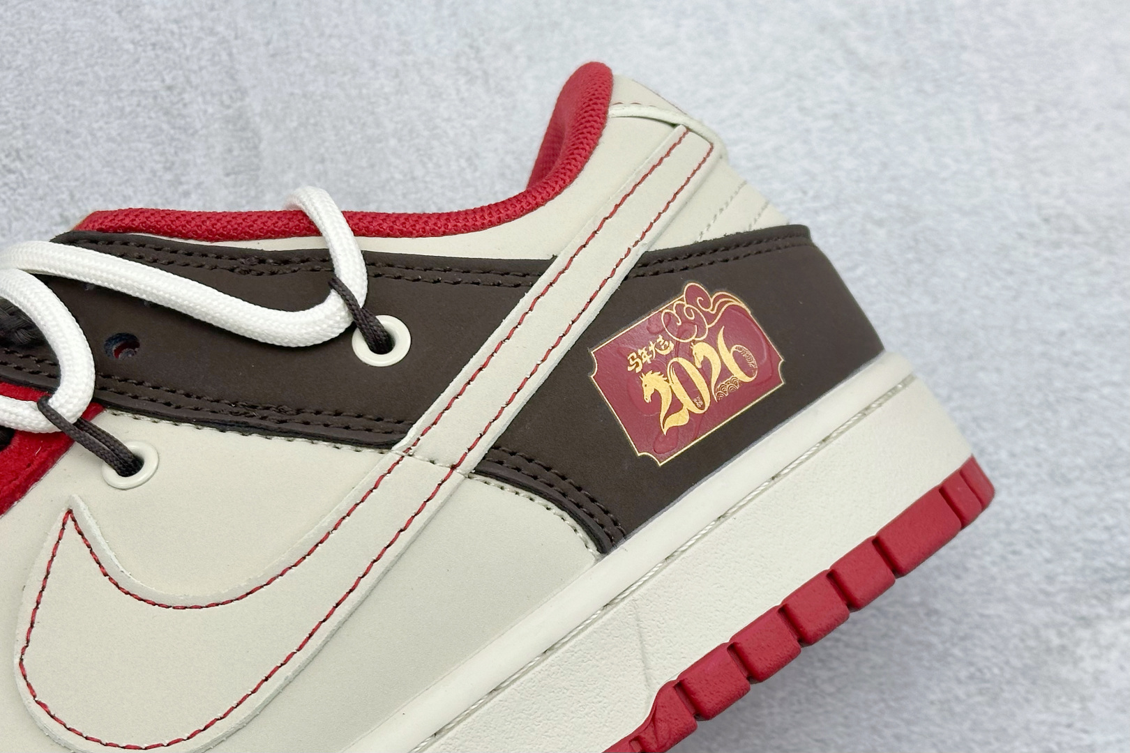 2026马年限定SB Dunk Low太戳潮人了米白撞酒红+黑色的复古配色 YX5066-C68 2026马年限定SB Dunk Low太戳潮人了米白撞酒红+黑色的复古配色 YX5066-C68