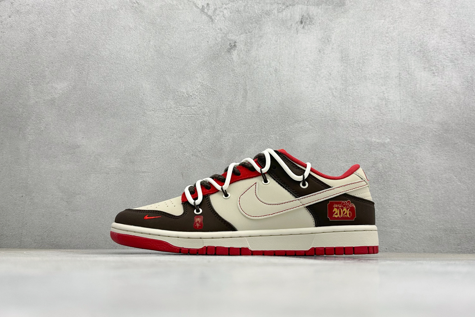 2026马年限定SB Dunk Low太戳潮人了米白撞酒红+黑色的复古配色 YX5066-C68 2026马年限定SB Dunk Low太戳潮人了米白撞酒红+黑色的复古配色 YX5066-C68