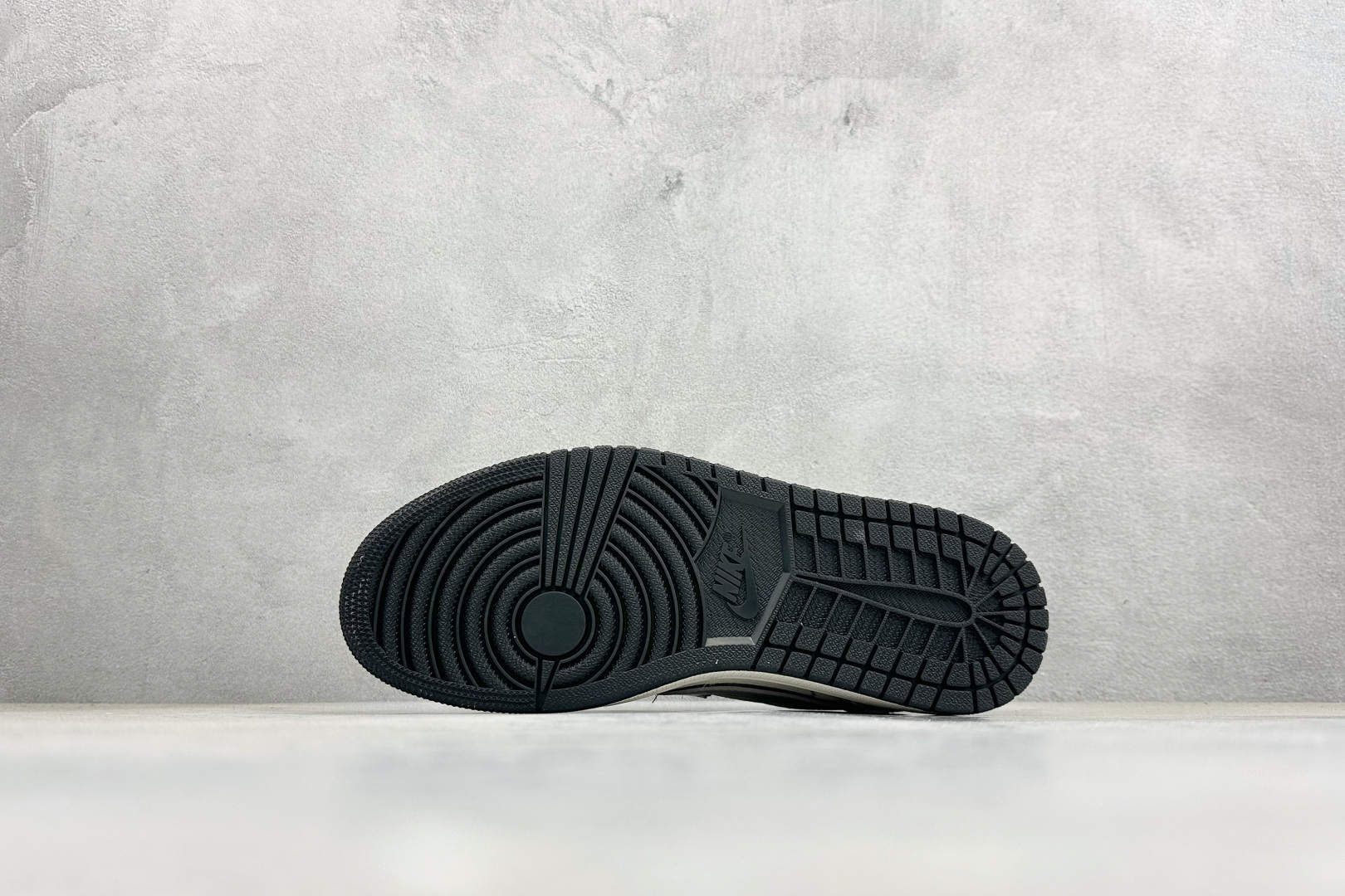 260 Air Jordan 1联名Supreme太顶了米白色鞋身满印Supreme标识灰色解构勾子 LD2028-063