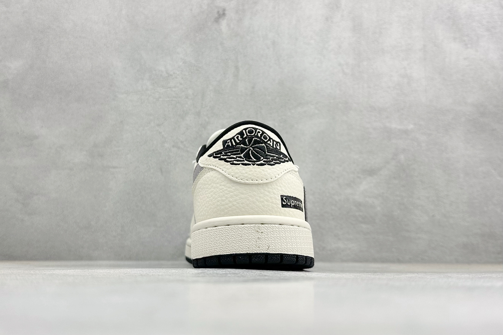 260 Air Jordan 1联名Supreme太顶了米白色鞋身满印Supreme标识灰色解构勾子 LD2028-063
