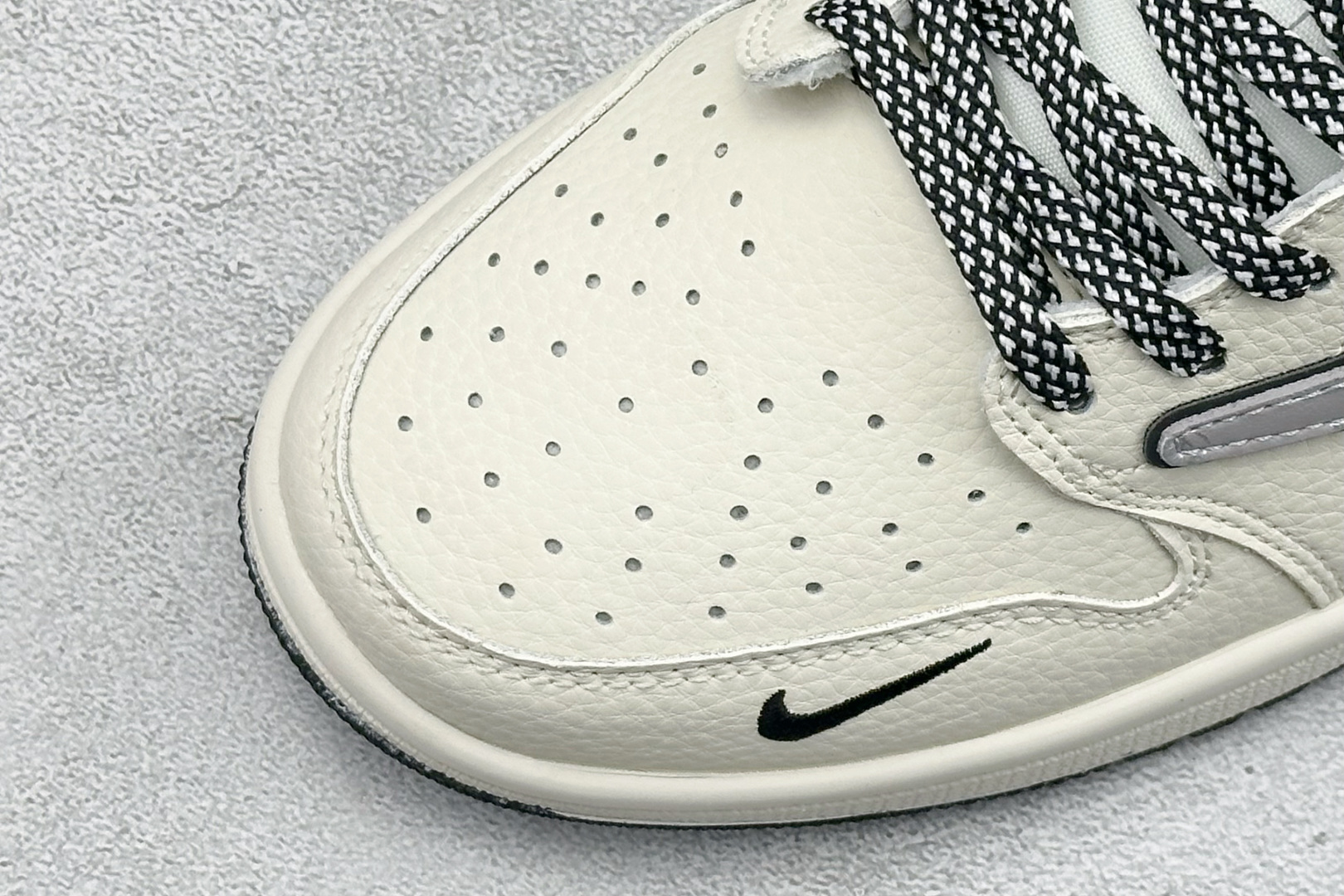 260 Air Jordan 1联名Supreme太顶了米白色鞋身满印Supreme标识灰色解构勾子 LD2028-063