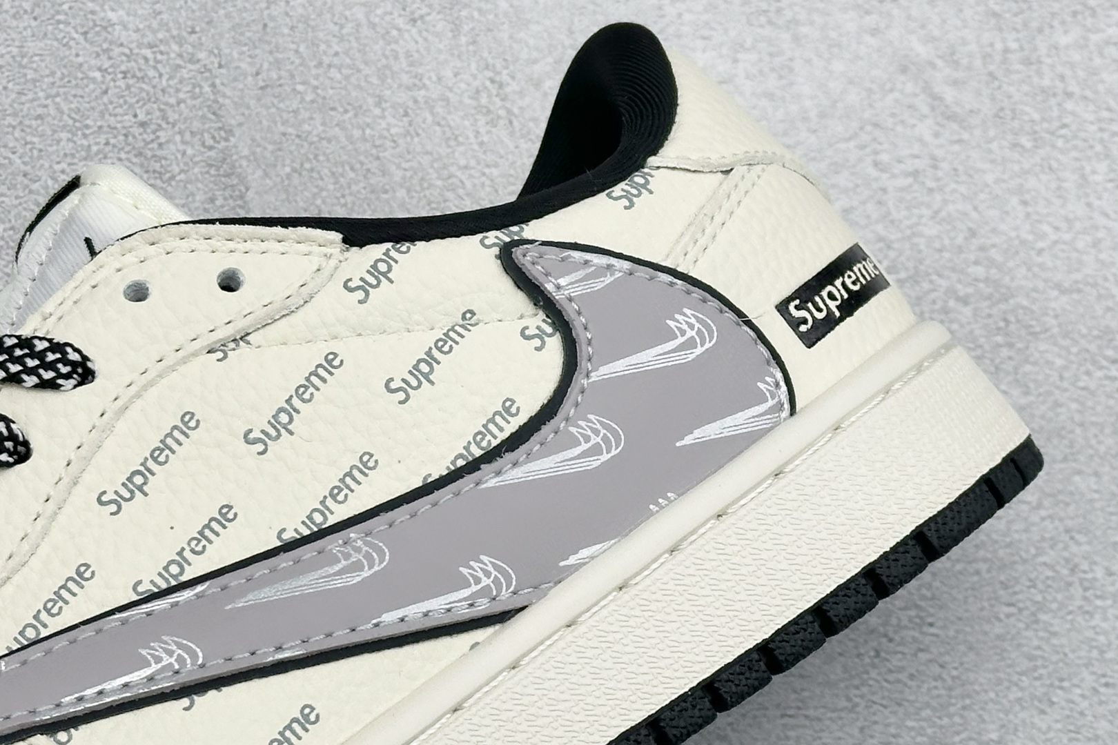 260 Air Jordan 1联名Supreme太顶了米白色鞋身满印Supreme标识灰色解构勾子 LD2028-063