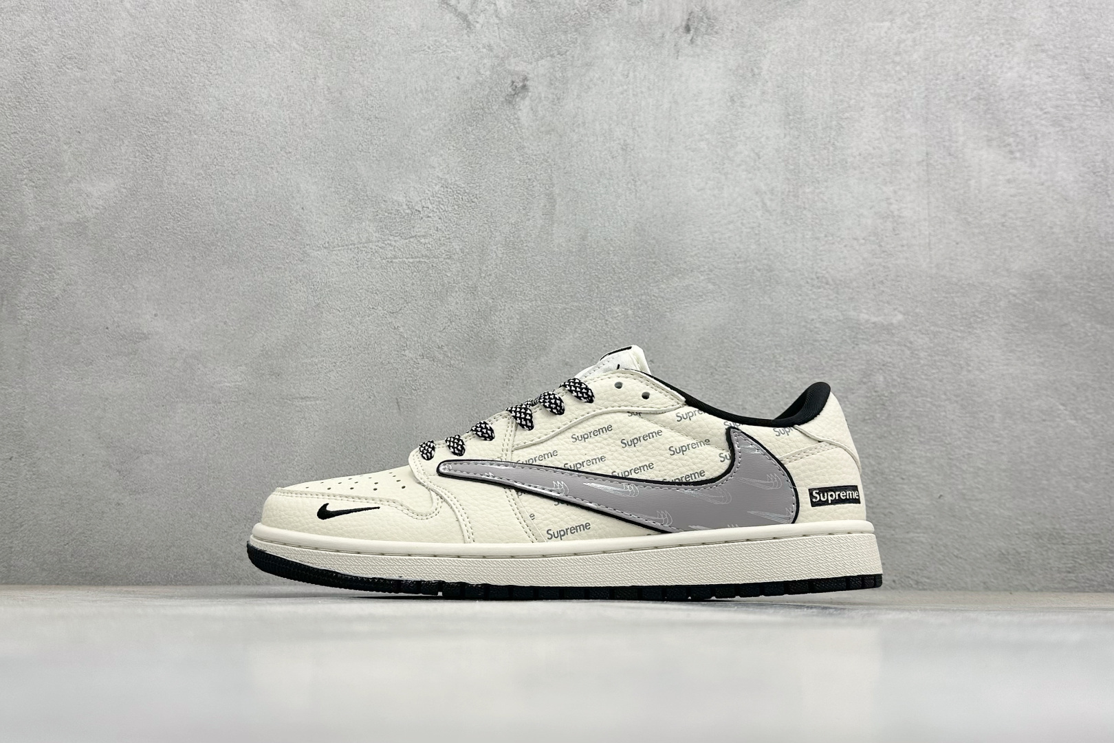 260 Air Jordan 1联名Supreme太顶了米白色鞋身满印Supreme标识灰色解构勾子 LD2028-063