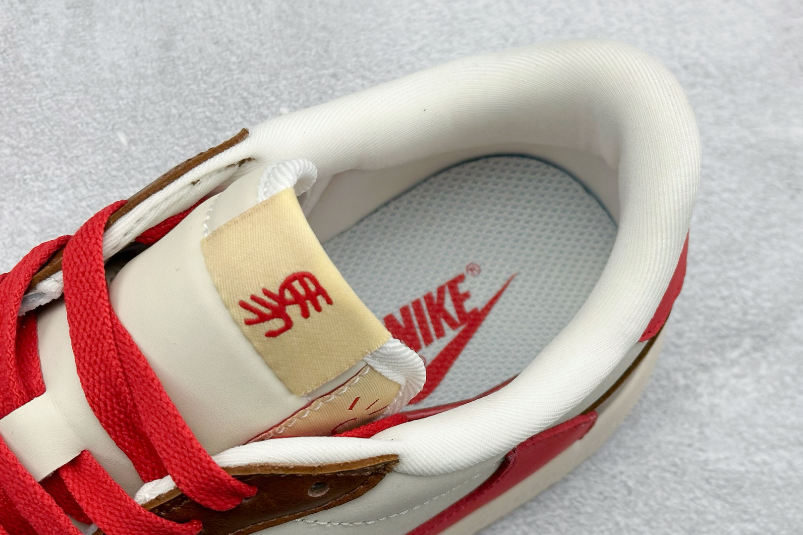 280 Travis Scott x Jordan 1 Low “马年限定-白棕红” 倒勾低帮休闲版本 YF9511-500