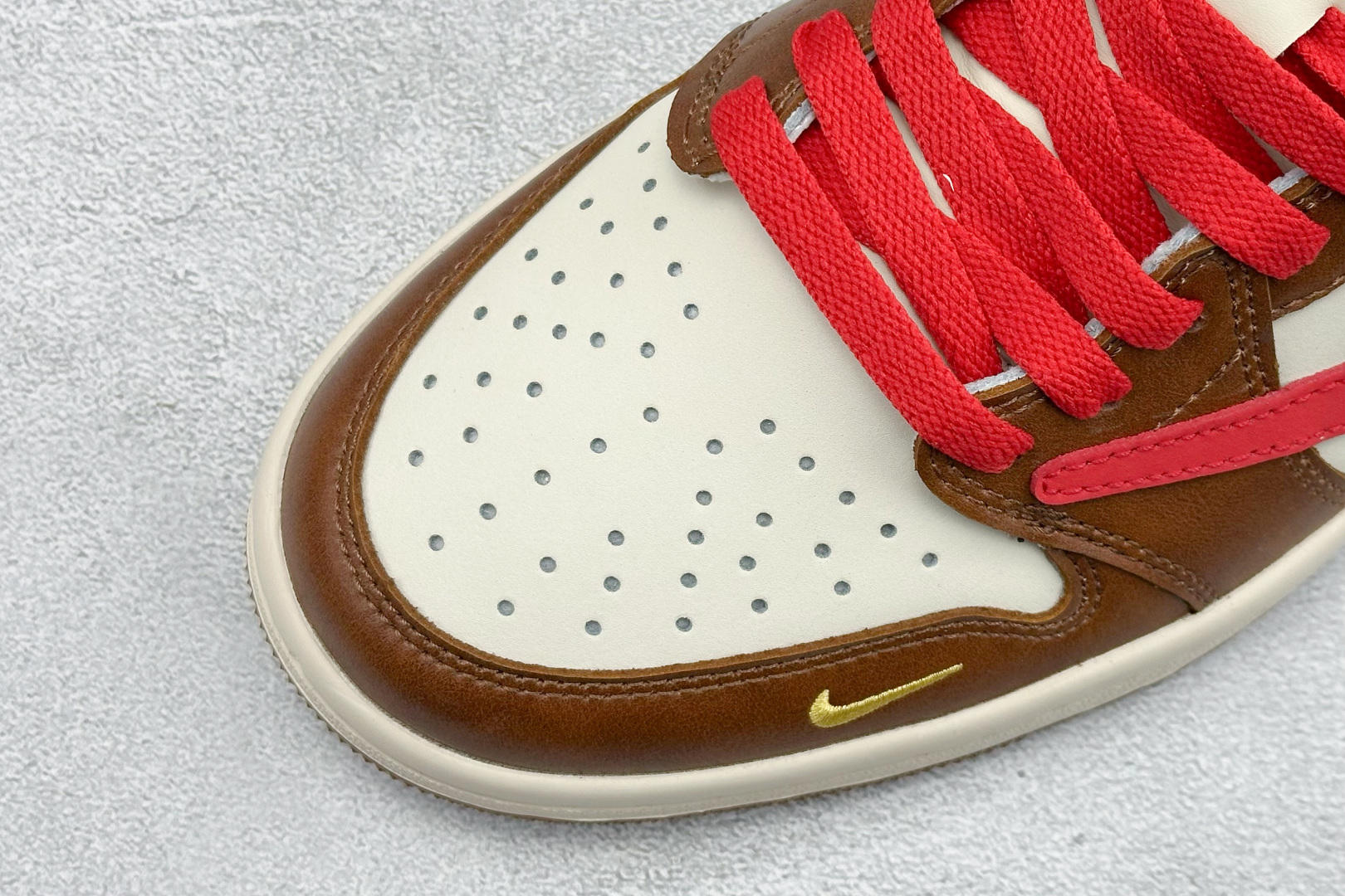 280 Travis Scott x Jordan 1 Low “马年限定-白棕红” 倒勾低帮休闲版本 YF9511-500