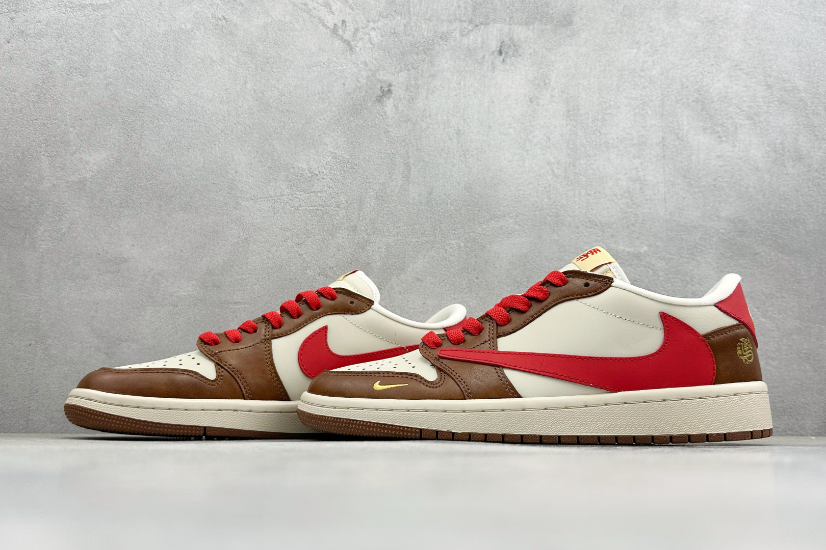 280 Travis Scott x Jordan 1 Low “马年限定-白棕红” 倒勾低帮休闲版本 YF9511-500