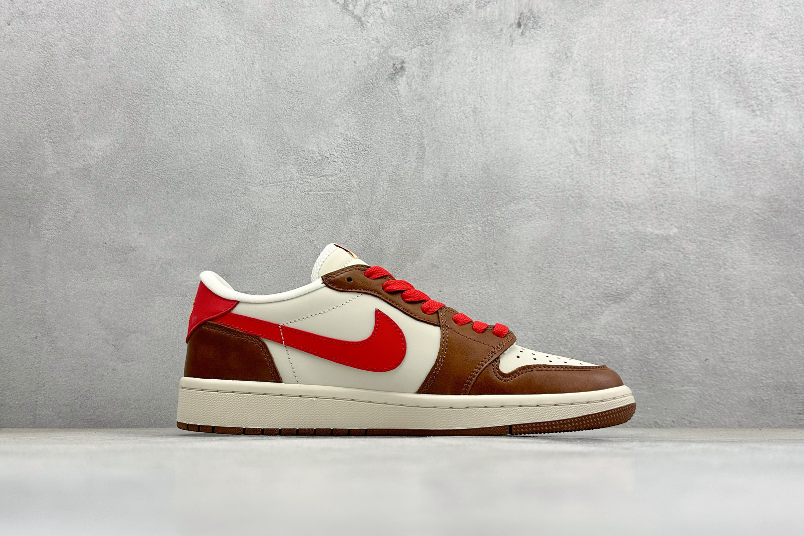 280 Travis Scott x Jordan 1 Low “马年限定-白棕红” 倒勾低帮休闲版本 YF9511-500