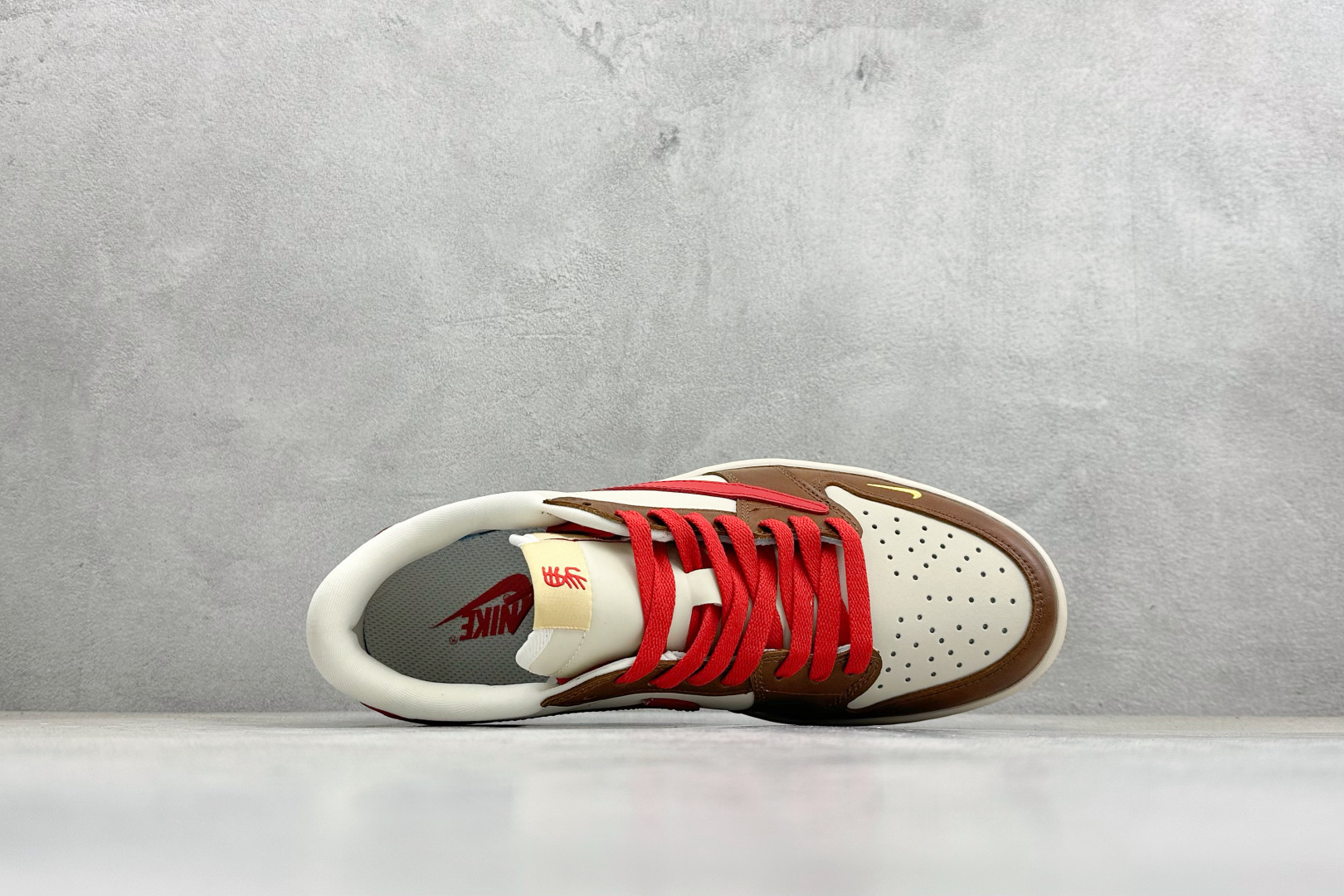 280 Travis Scott x Jordan 1 Low “马年限定-白棕红” 倒勾低帮休闲版本 YF9511-500