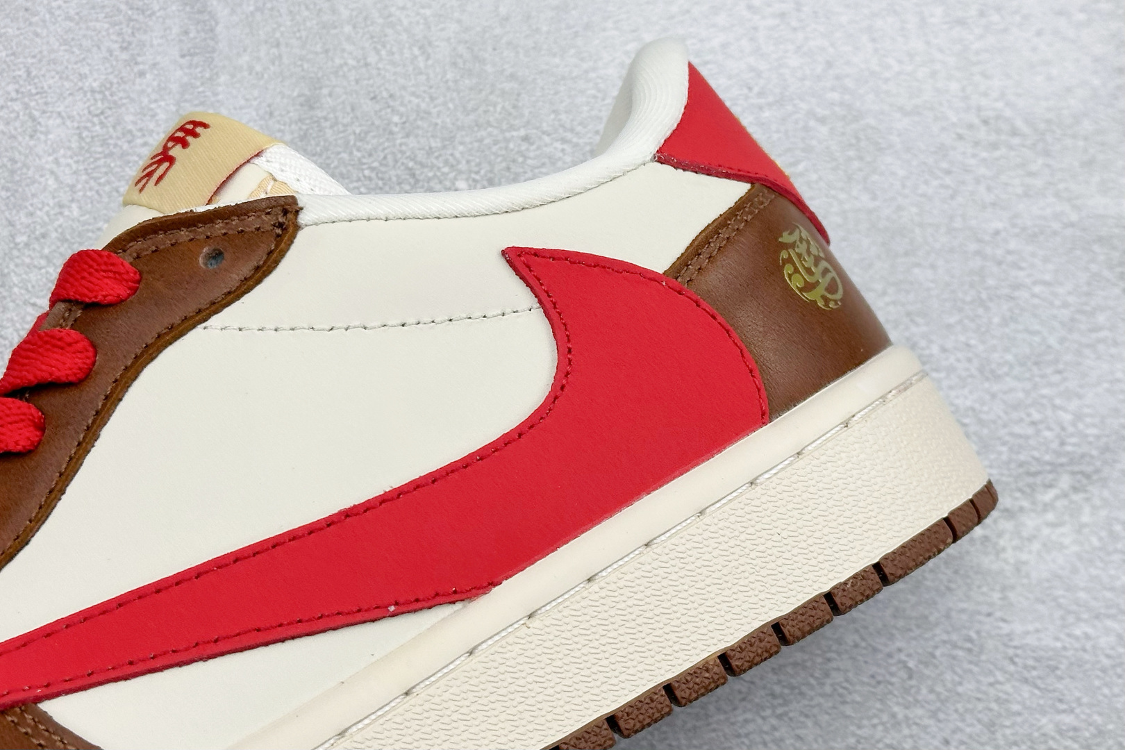 280 Travis Scott x Jordan 1 Low “马年限定-白棕红” 倒勾低帮休闲版本 YF9511-500