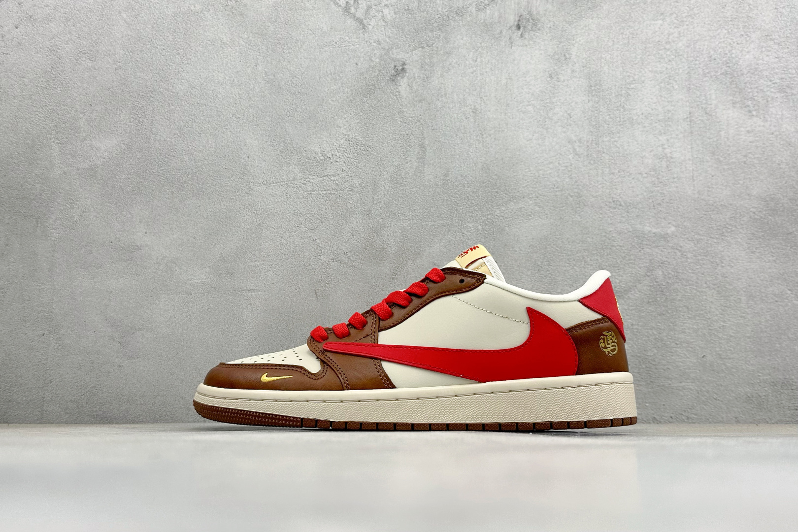 280 Travis Scott x Jordan 1 Low “马年限定-白棕红” 倒勾低帮休闲版本 YF9511-500