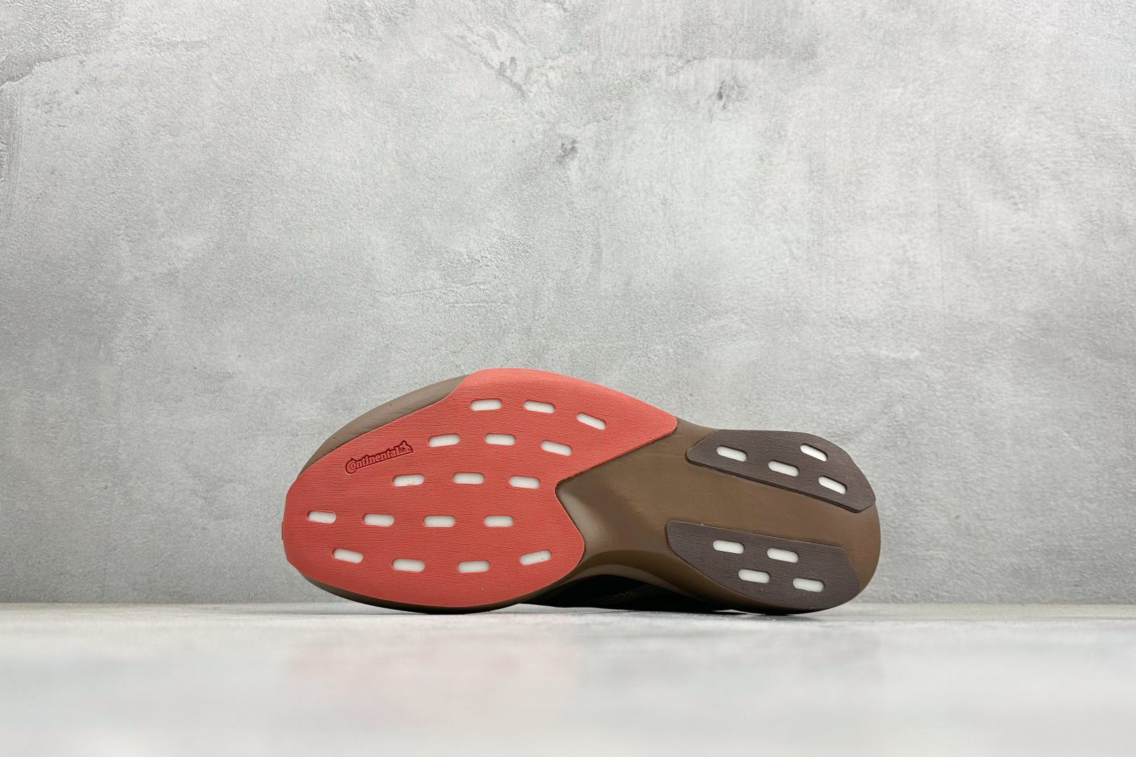 RS版 Adidas Adizero Evo SL 阿迪超轻透气缓震跑鞋整体外观造型与adiZero 