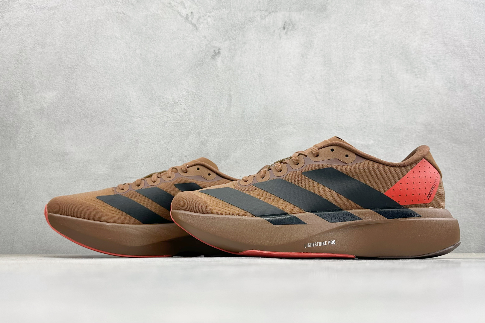 RS版 Adidas Adizero Evo SL 阿迪超轻透气缓震跑鞋整体外观造型与adiZero 
