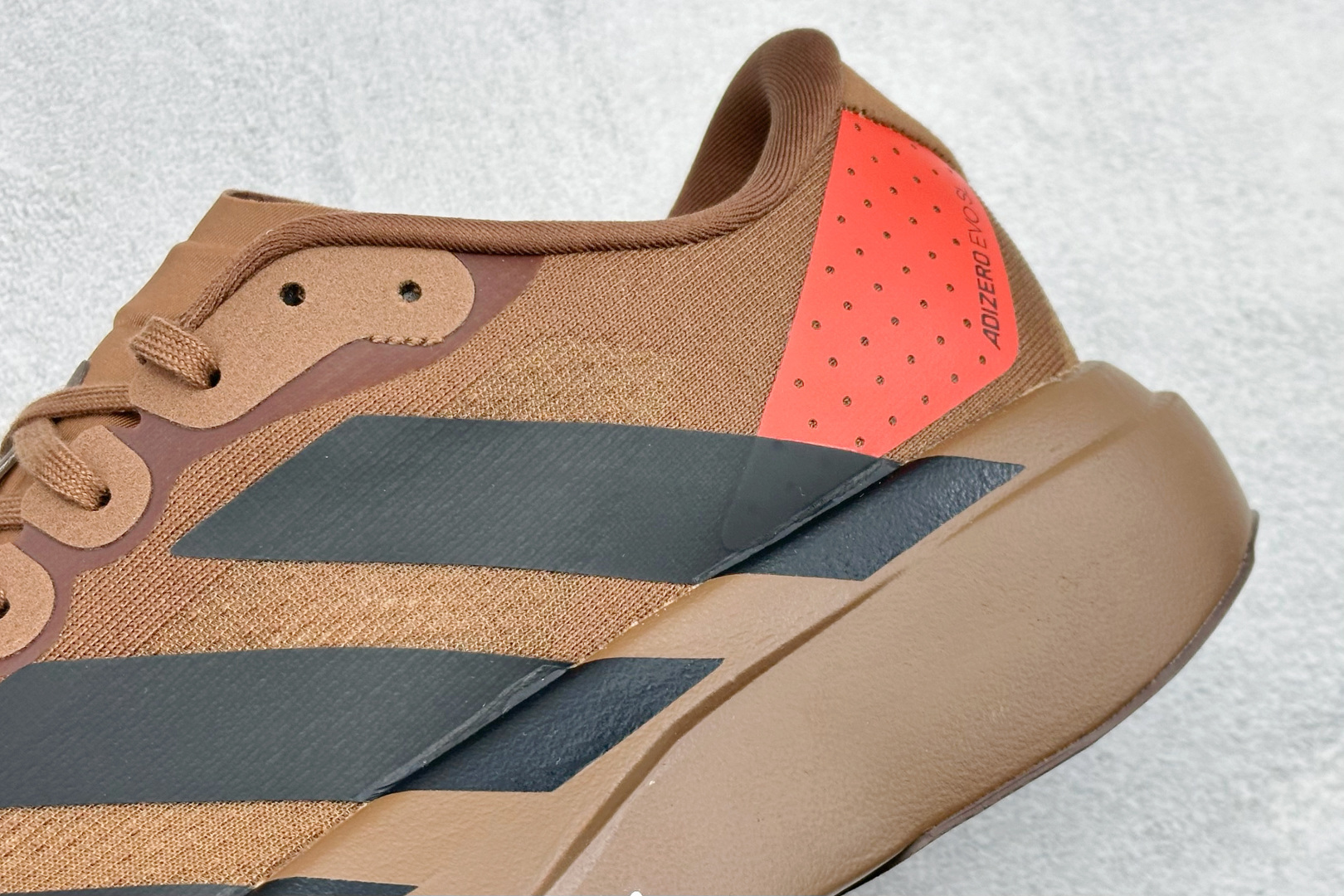 RS版 Adidas Adizero Evo SL 阿迪超轻透气缓震跑鞋整体外观造型与adiZero 