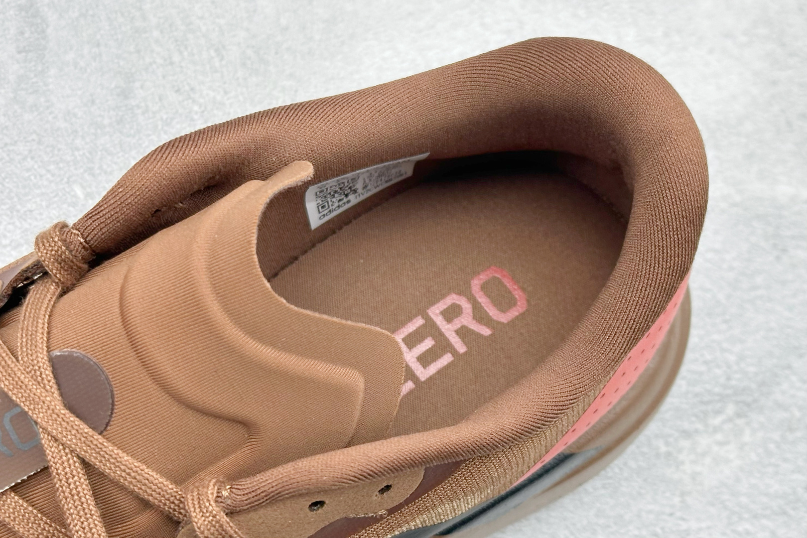 RS版 Adidas Adizero Evo SL 阿迪超轻透气缓震跑鞋整体外观造型与adiZero 