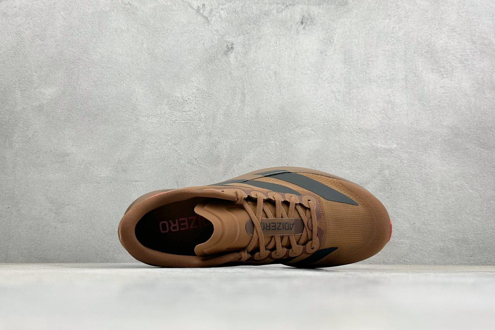 RS版 Adidas Adizero Evo SL 阿迪超轻透气缓震跑鞋整体外观造型与adiZero 