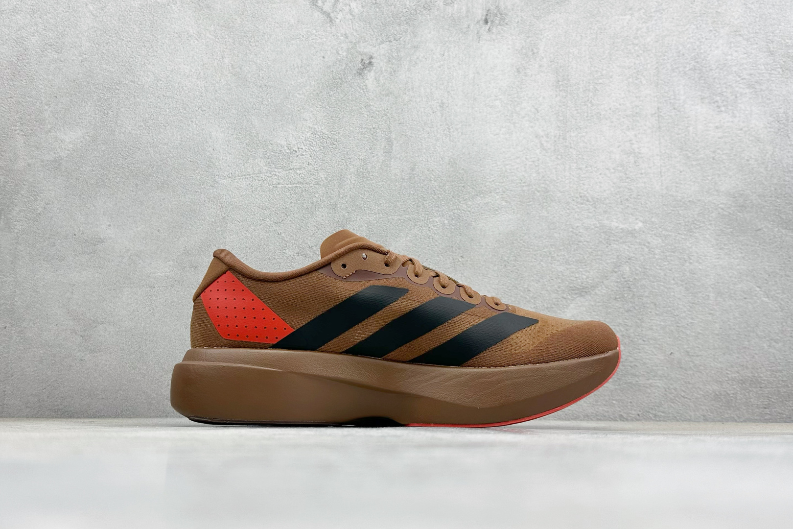 RS版 Adidas Adizero Evo SL 阿迪超轻透气缓震跑鞋整体外观造型与adiZero 
