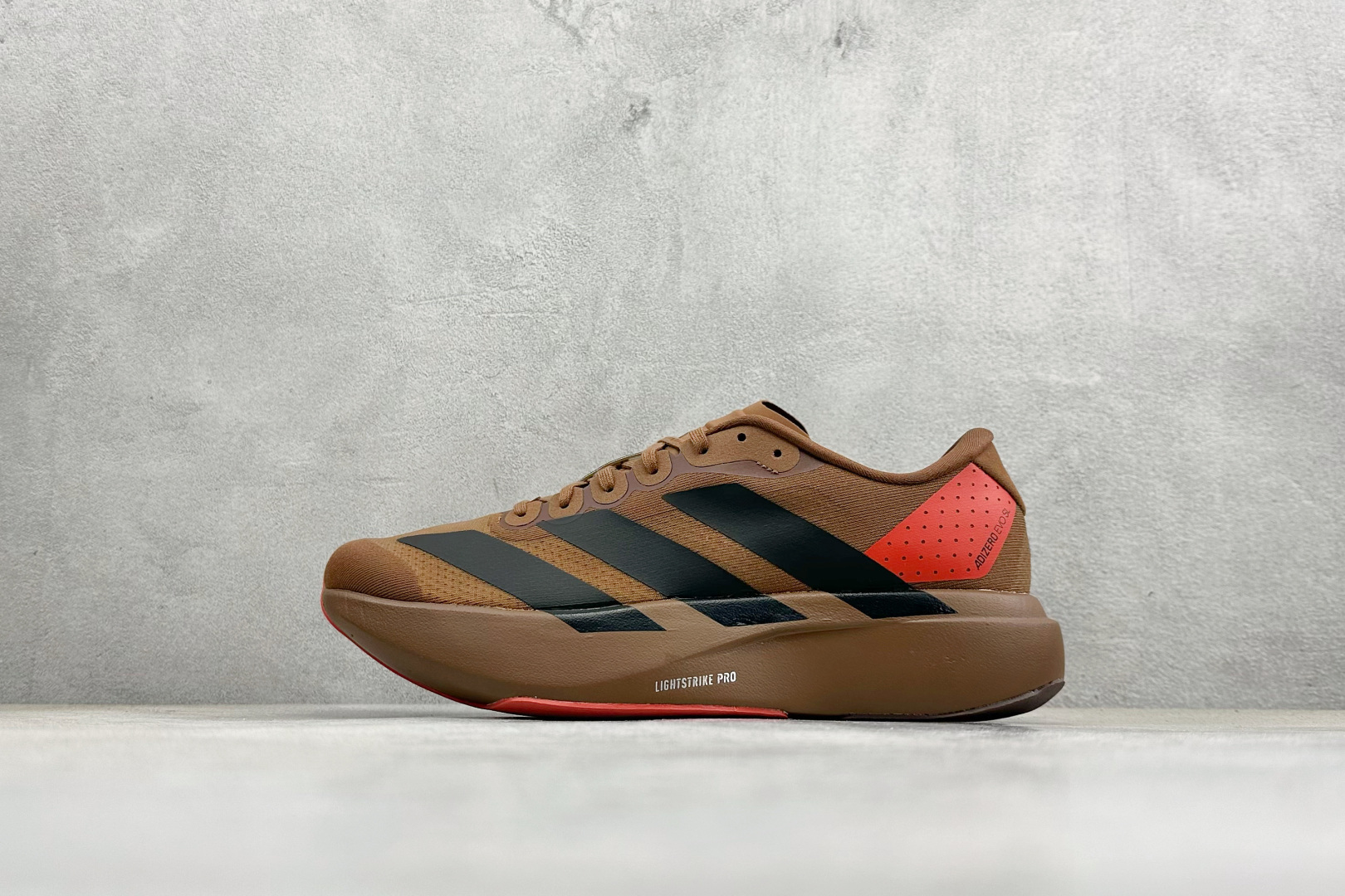 RS版 Adidas Adizero Evo SL 阿迪超轻透气缓震跑鞋整体外观造型与adiZero 