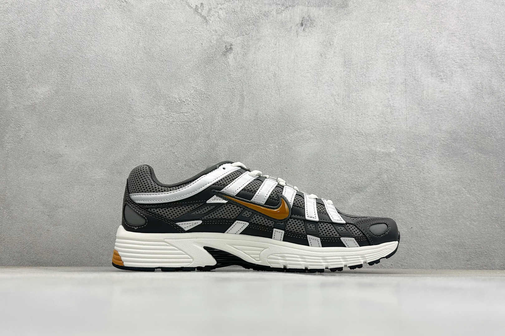 Nike P-6000 复古科技个性休闲运动老爹鞋 CD6404-204