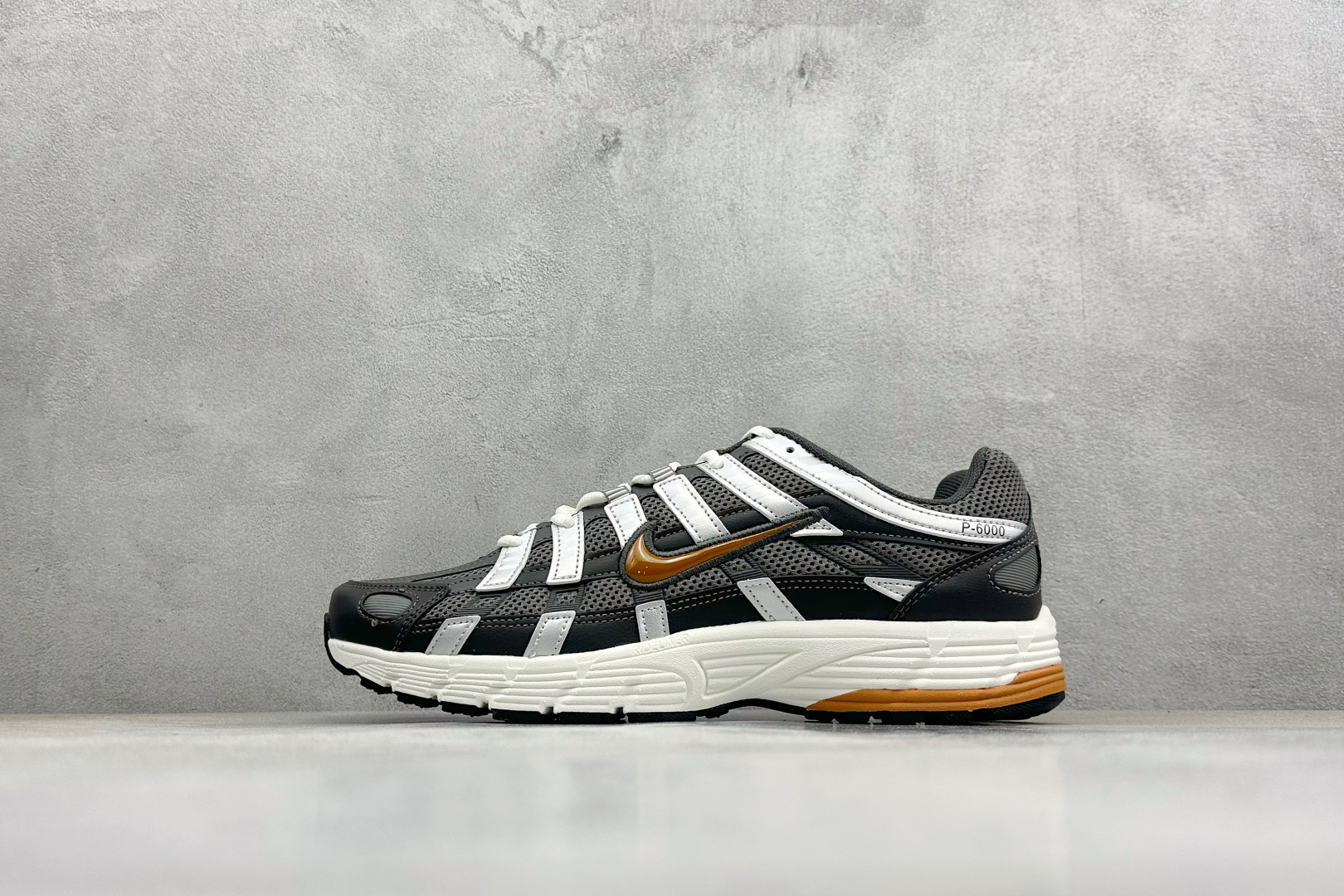 Nike P-6000 复古科技个性休闲运动老爹鞋 CD6404-204
