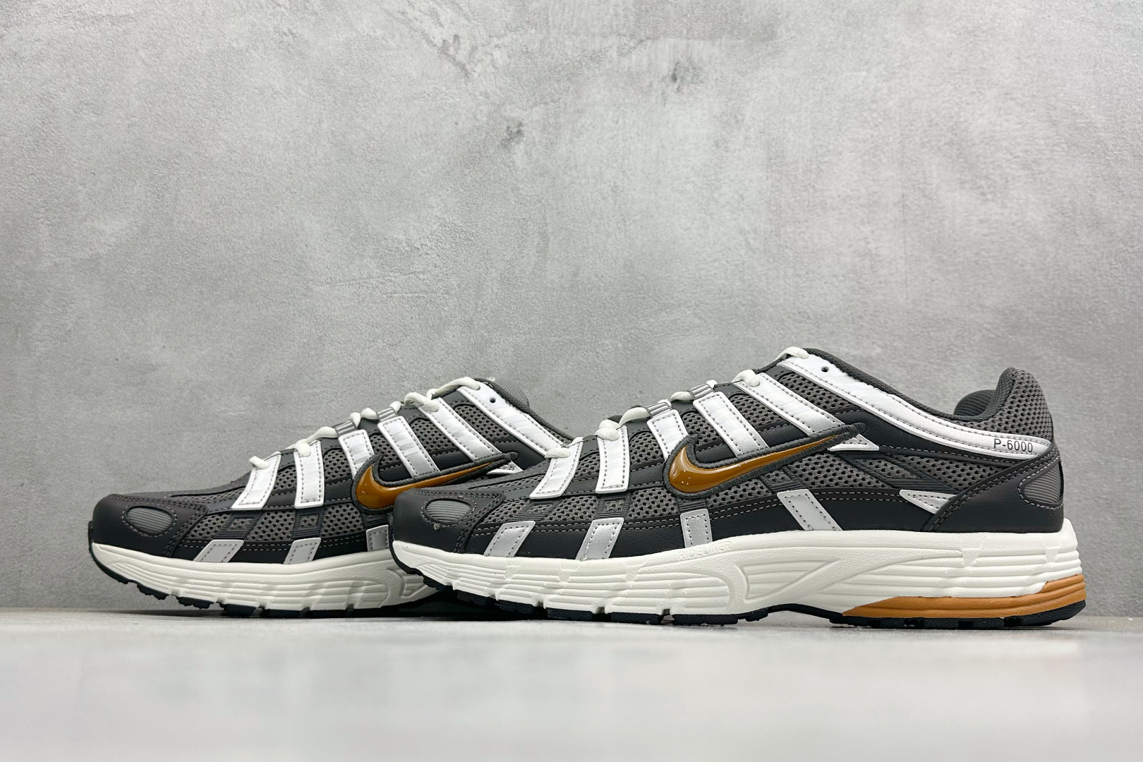 Nike P-6000 复古科技个性休闲运动老爹鞋 CD6404-204