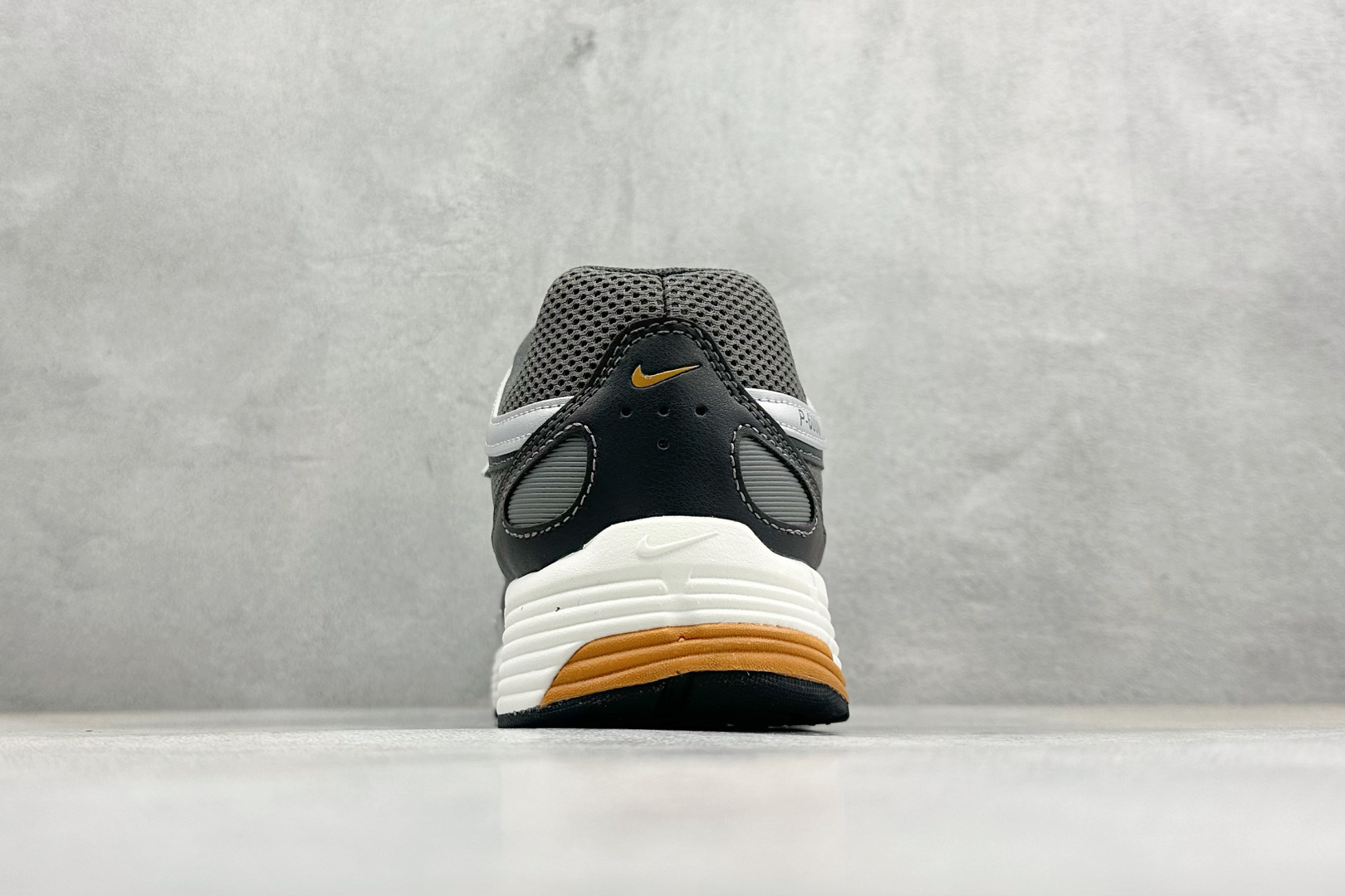 Nike P-6000 复古科技个性休闲运动老爹鞋 CD6404-204