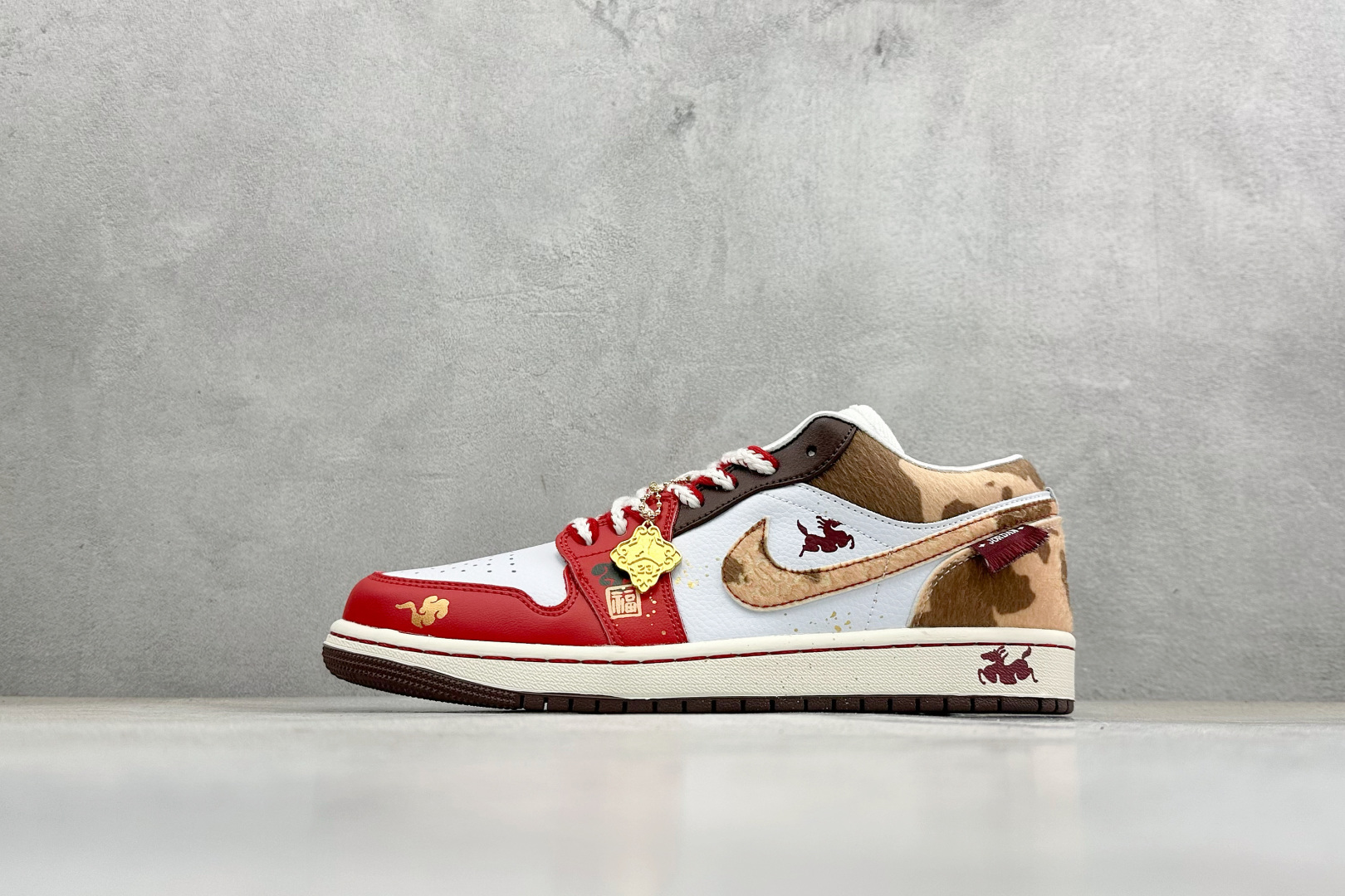180 Air Jordan 1 x Travis Scott AJ1倒勾 乔一倒钩 马年限定 CNY新年款 耐克 低帮文化篮球鞋 IQ5321-121-Chinese UA Cheap High Quatity Brand Clothes Bags handbags Sneakers wholesale wholesaler seller from China Factory suppliers Fashion Clothing Shoes best Quality Beautiful Price 180 Air Jordan 1 x Travis Scott AJ1倒勾 乔一倒钩 马年限定 CNY新年款 耐克 低帮文化篮球鞋 IQ5321-121