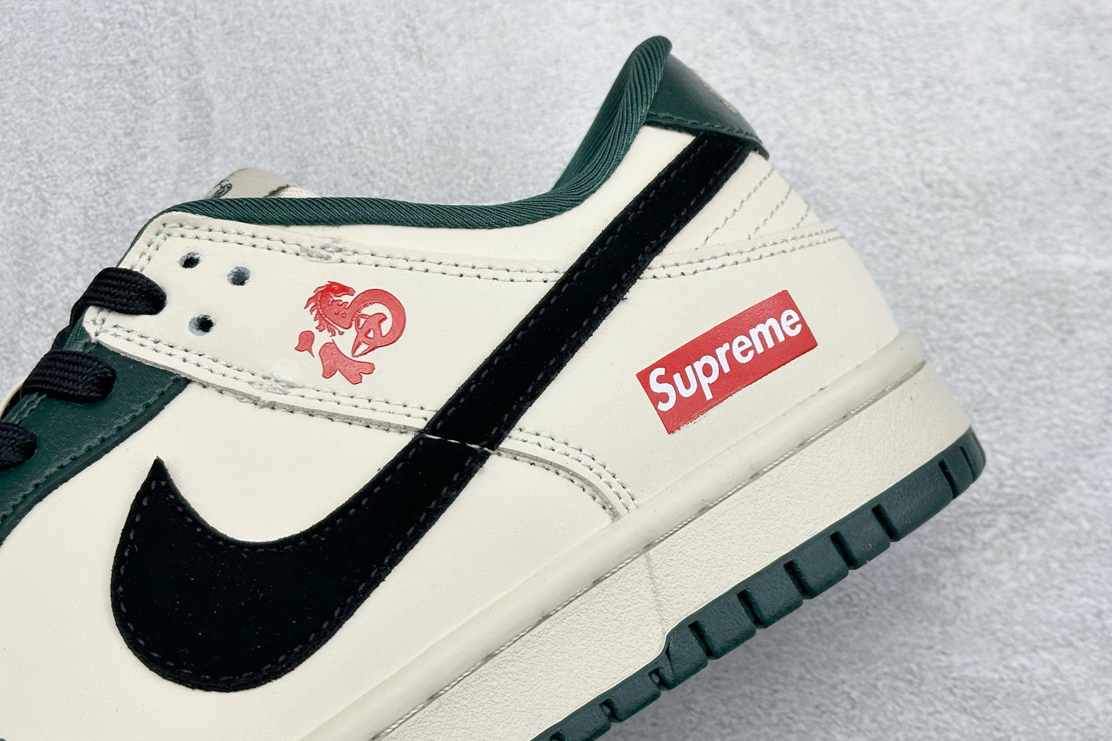280 SC版Nike SB Dunk Low 马年限定 苔绿奶杏 高端定制 低帮休闲板鞋 NH0601-483-Chinese UA Cheap High Quatity Brand Clothes Bags handbags Sneakers wholesale wholesaler seller from China Factory suppliers Fashion Clothing Shoes best Quality Beautiful Price 280 SC版Nike SB Dunk Low 马年限定 苔绿奶杏 高端定制 低帮休闲板鞋 NH0601-483