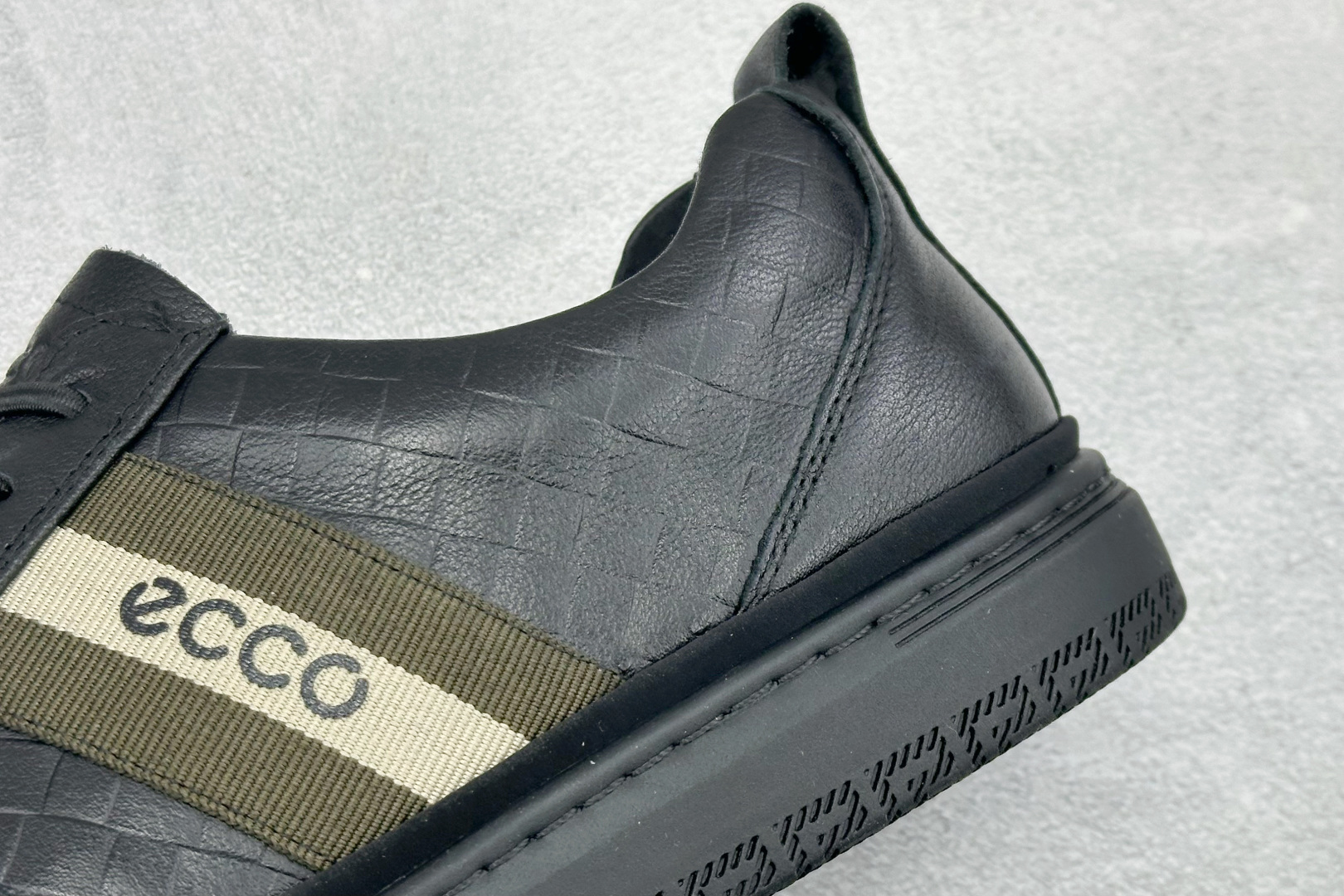 300 Ecco爱步 柔酷8号健步系列休闲板鞋 583207-01001-Chinese UA Cheap High Quatity Brand Clothes Bags handbags Sneakers wholesale wholesaler seller from China Factory suppliers Fashion Clothing Shoes best Quality Beautiful Price 300 Ecco爱步 柔酷8号健步系列休闲板鞋 583207-01001