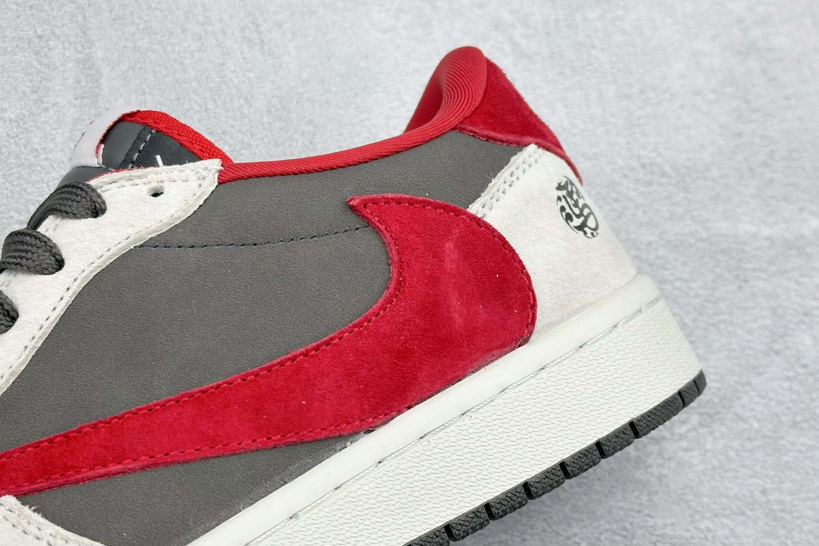 280 Travis Scott x Jordan 1 Low “马年限定-白灰红” 倒勾低帮休闲版本 YF9511-501